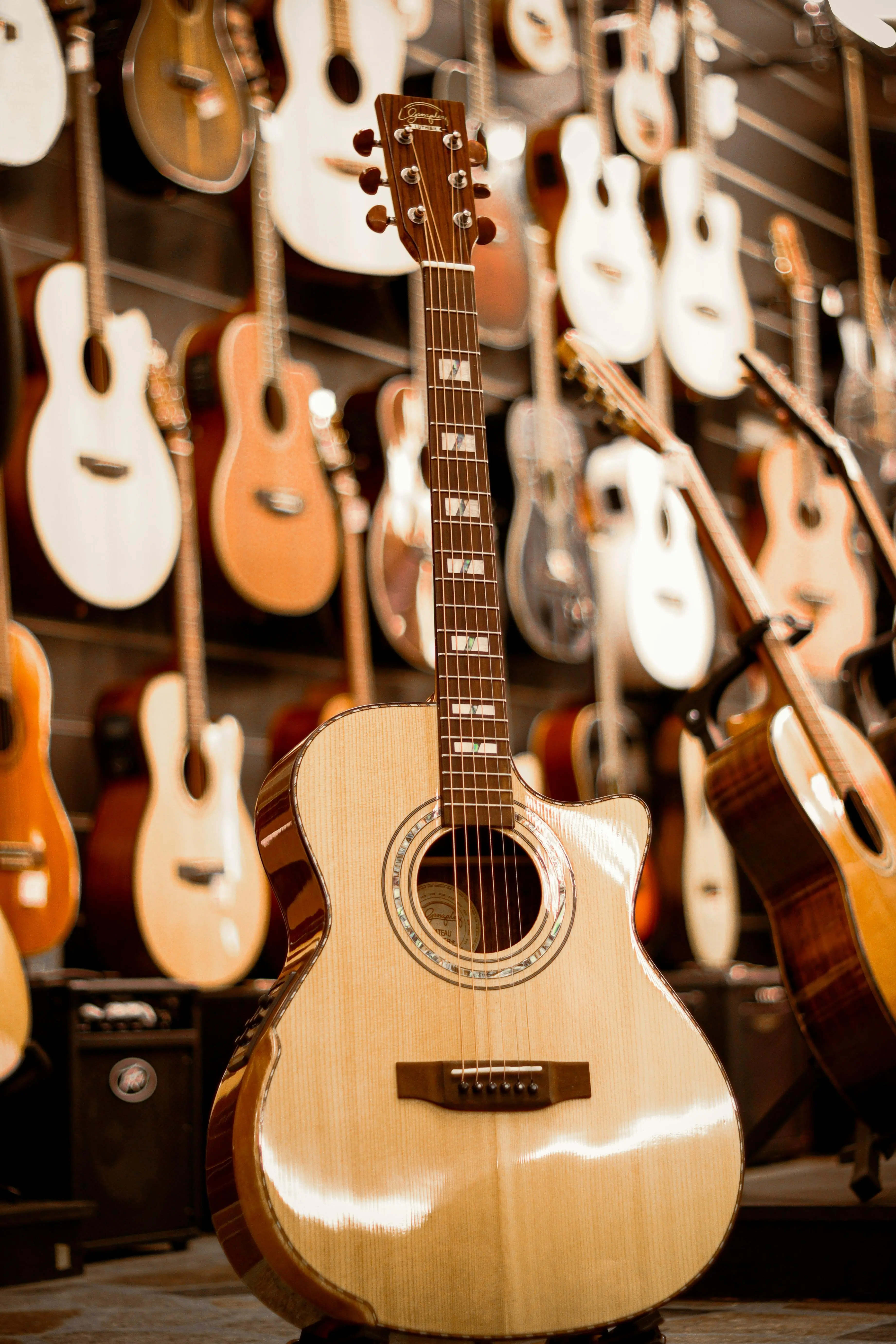 Menjaga Kilau dan Kualitas Tone: Panduan Lengkap Membersihkan Gitar dengan Benar