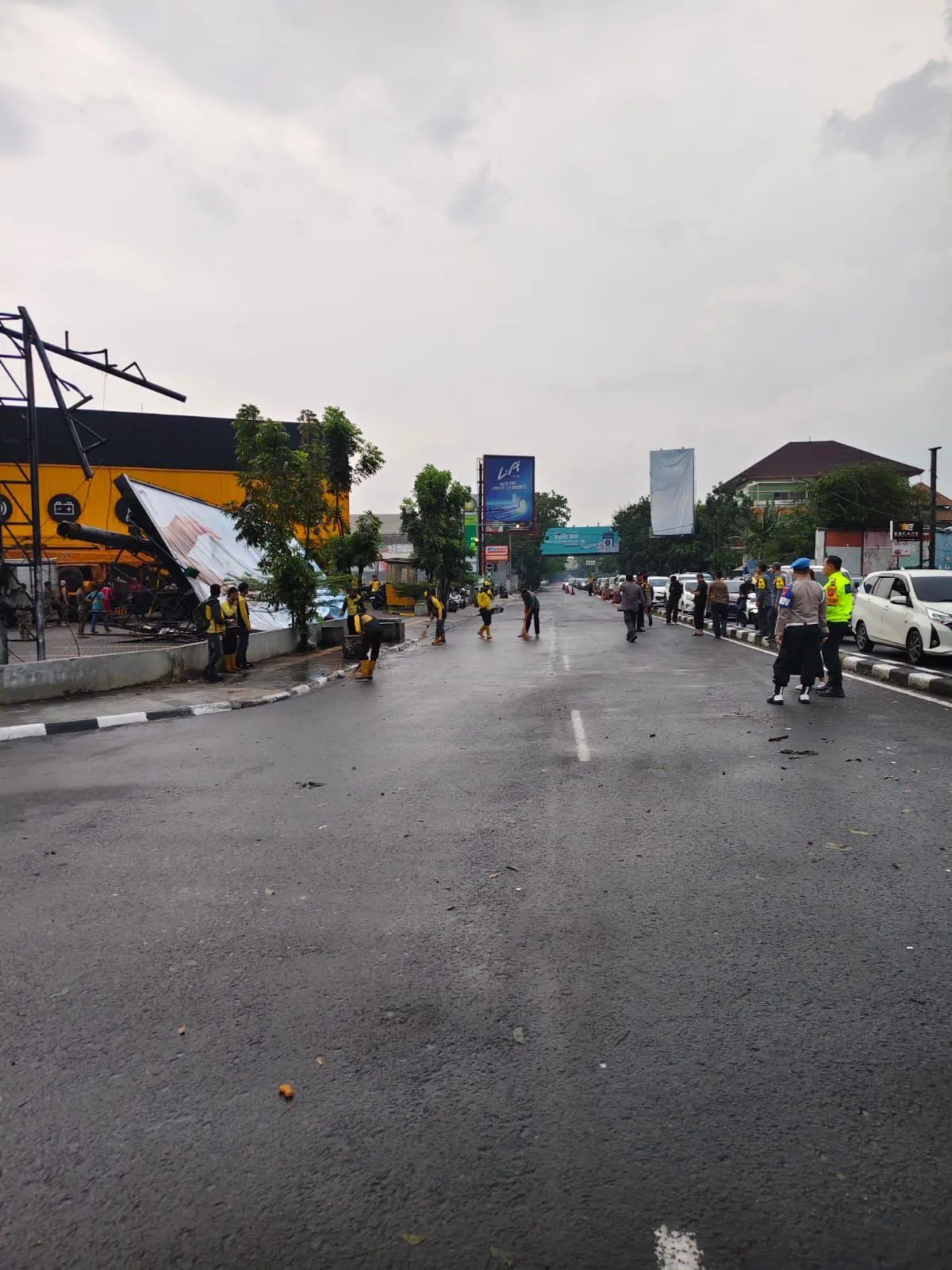 Damkarmatan Kota Bandung Siaga, Evakuasi Reklame dan Pohon Tumbang Akibat Angin Kencang
