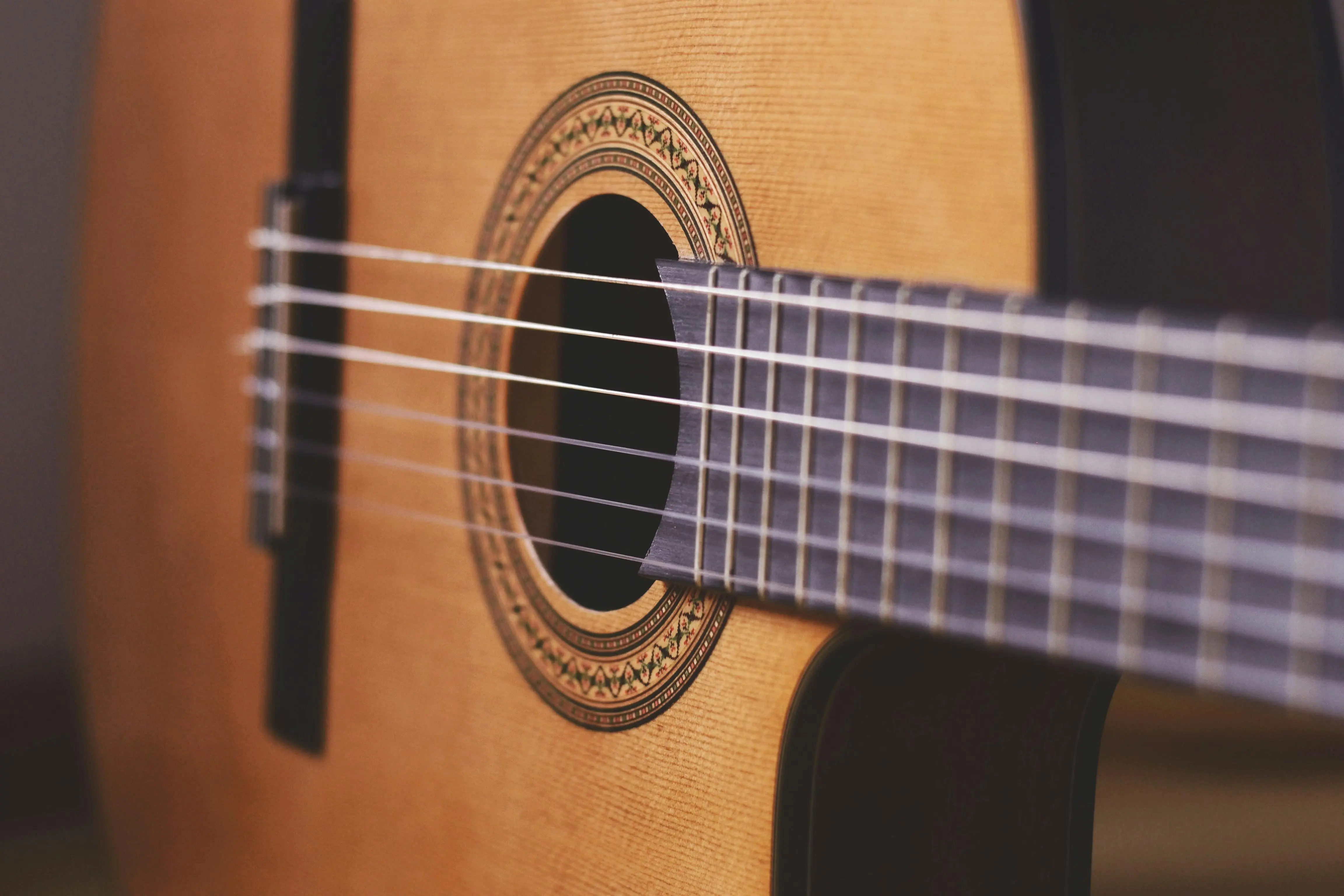 Menjaga Kualitas Suara: Kapan Waktu yang Tepat Mengganti Senar Gitar Anda?