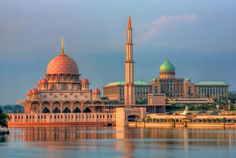 Masjid Putra Malaysia: Panduan Lengkap Lokasi, Rute, hingga Tips Berkunjung