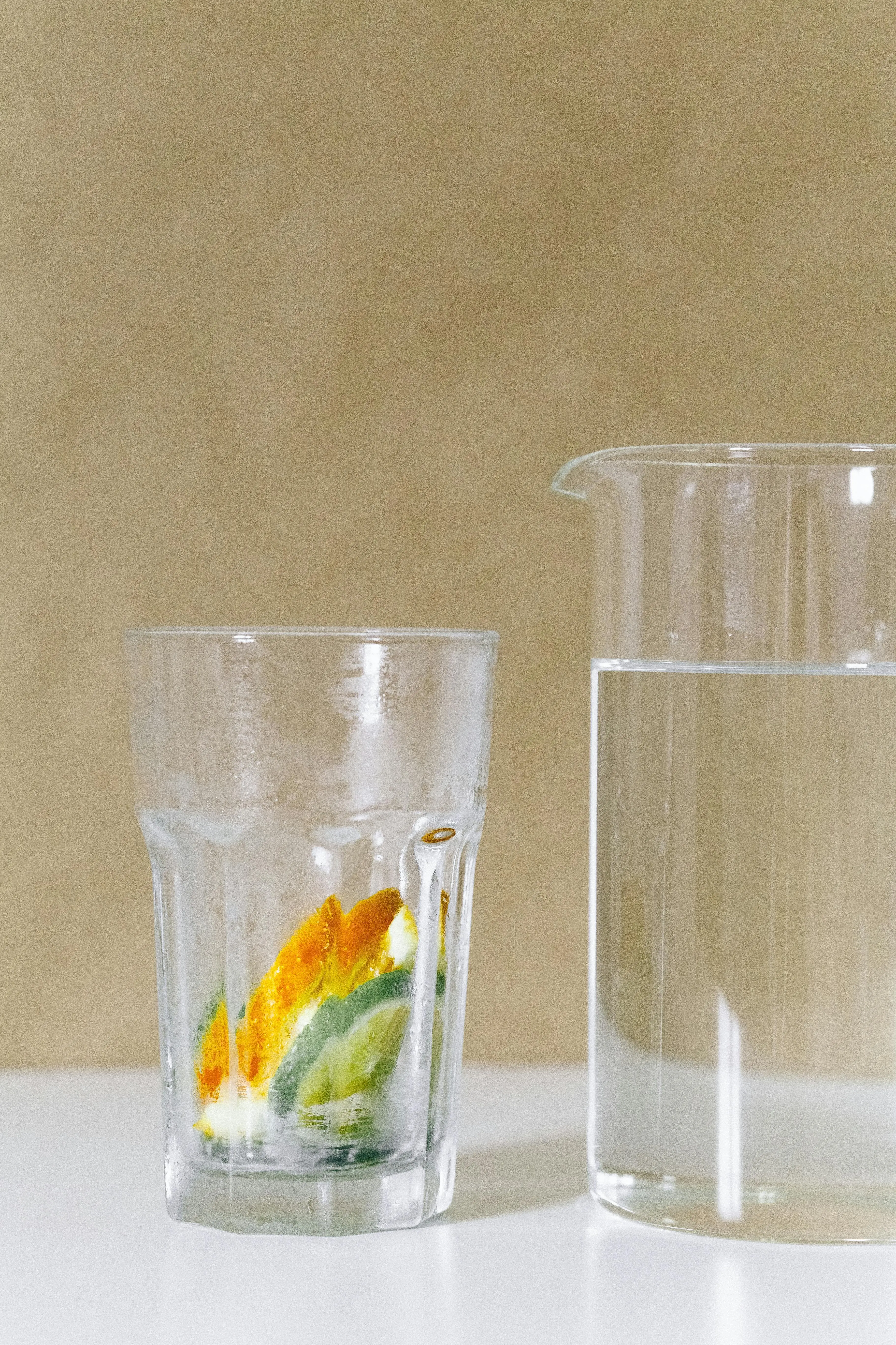 Dilema Hidrasi: Membedah Manfaat Air Mineral dan Minuman Segar Buatan Sendiri