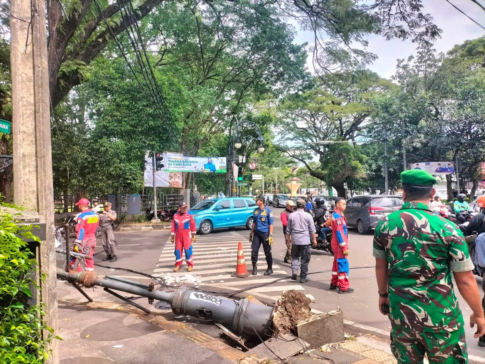Kabel Tersangkut Bus, Tiang PJU di Jalan R.E. Martadinata Kota Bandung Patah dan Tutup Jalan