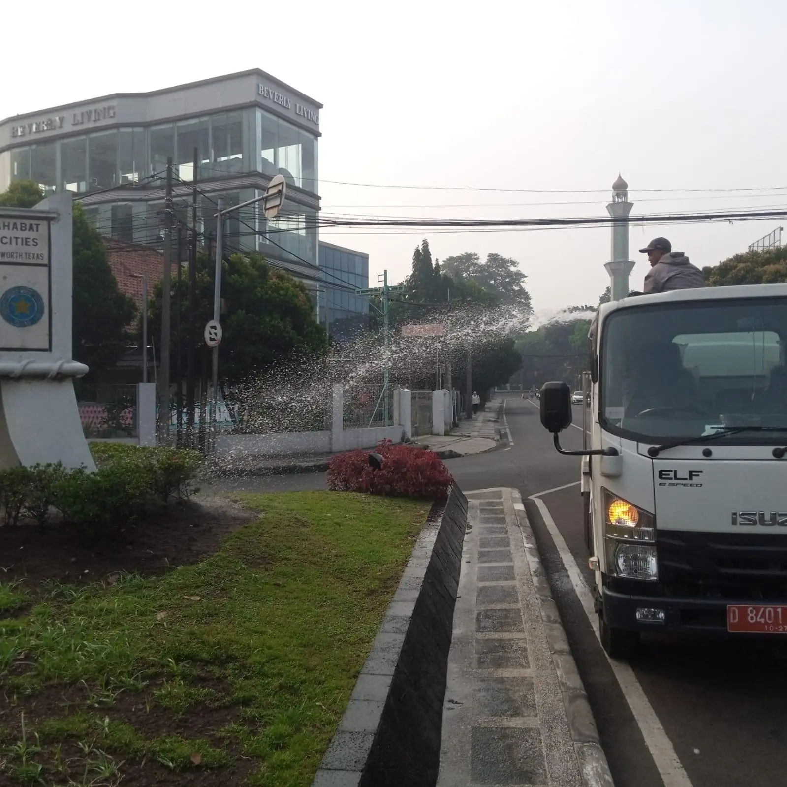 Jalan Ahmad Yani hingga Taman Lansia Tampak Rapi, Hasil Kerja Keras Tim Kebersihan Kota