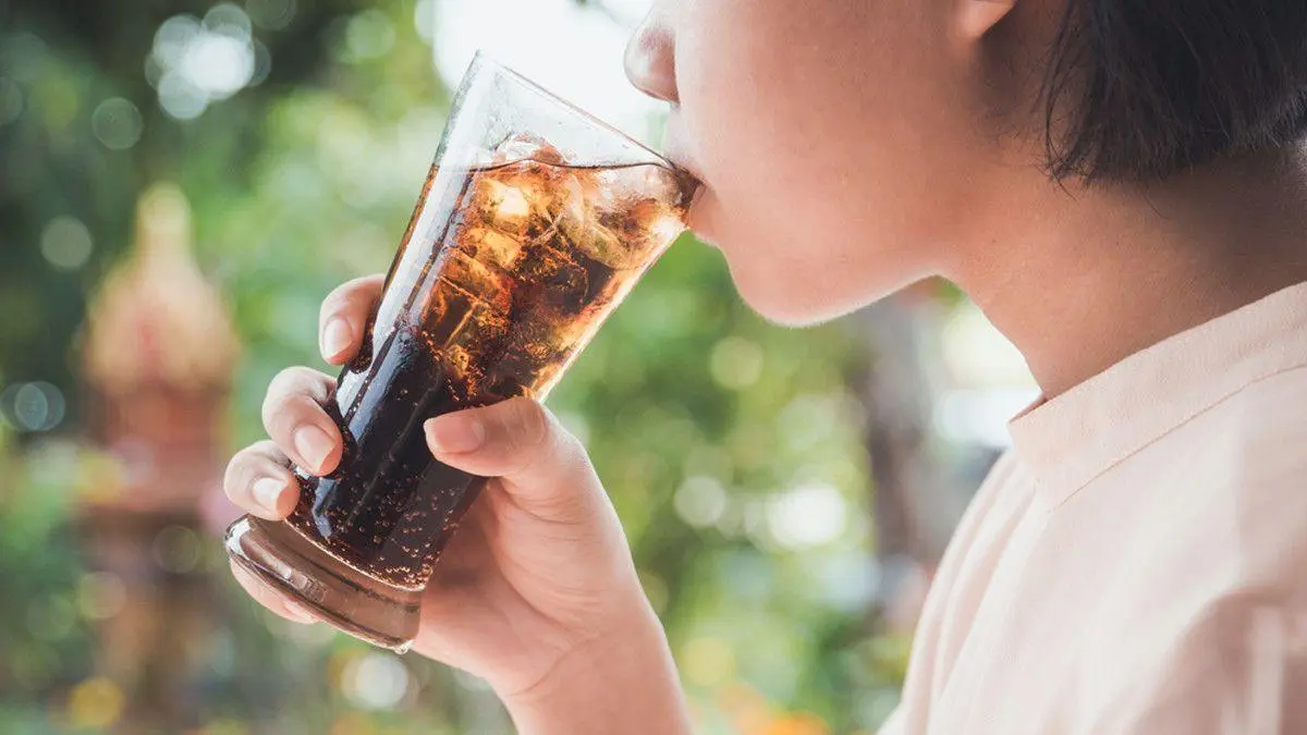 5 Cara Aman Minum Soda saat Lebaran Agar Lambung Tidak Kaget