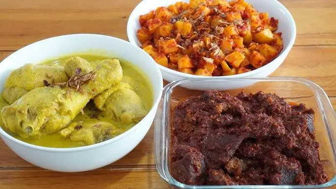 Kenapa Opor dan Rendang Selalu Ada Saat Lebaran? Mengungkap Sejarah di Balik Hidangan Ikonik Ini