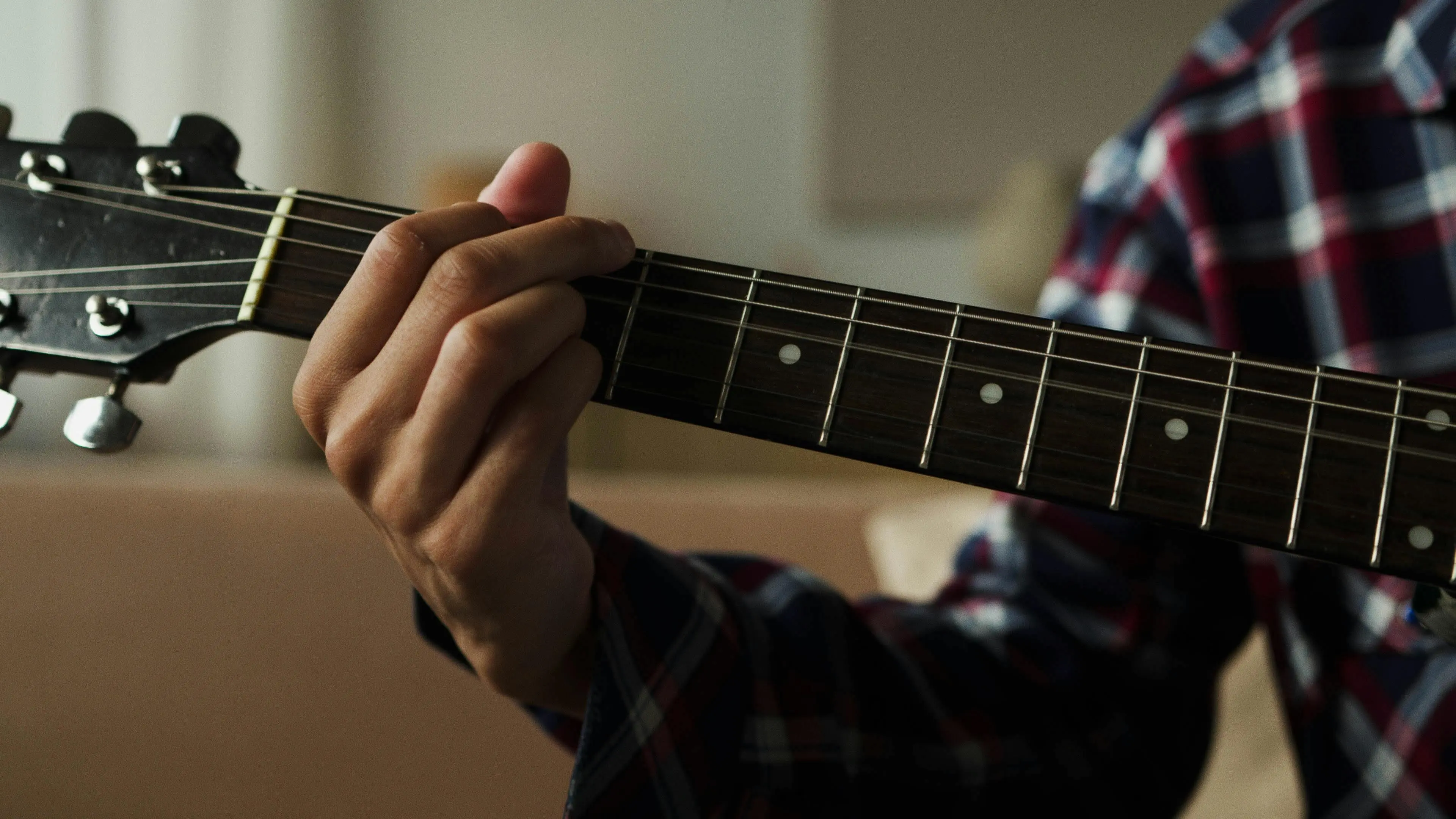 Harmoni dan Melodi: Menelusuri Perbedaan Mendalam Gitar Rhythm dan Lead
