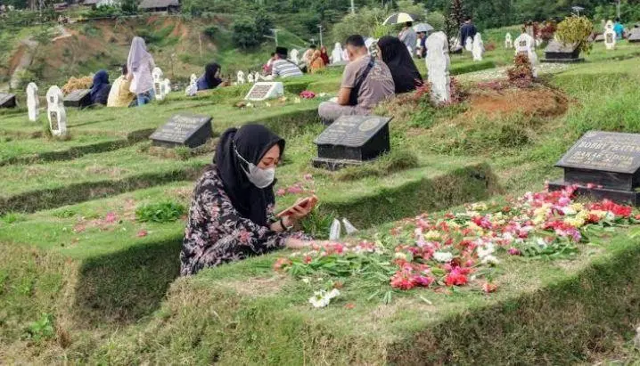 Tradisi Ziarah Kubur Jelang Lebaran: Bacaan Doa untuk Ahli Kubur dan Tata Cara Ziarah yang Sesuai Adab Islam