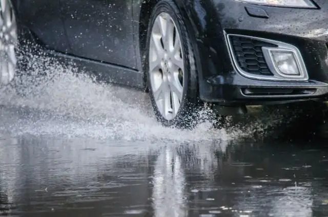 Waspada Aquaplaning saat Hujan: Pentingnya Memeriksa Ketebalan dan Tekanan Angin Ban Sebelum Berangkat Mudik