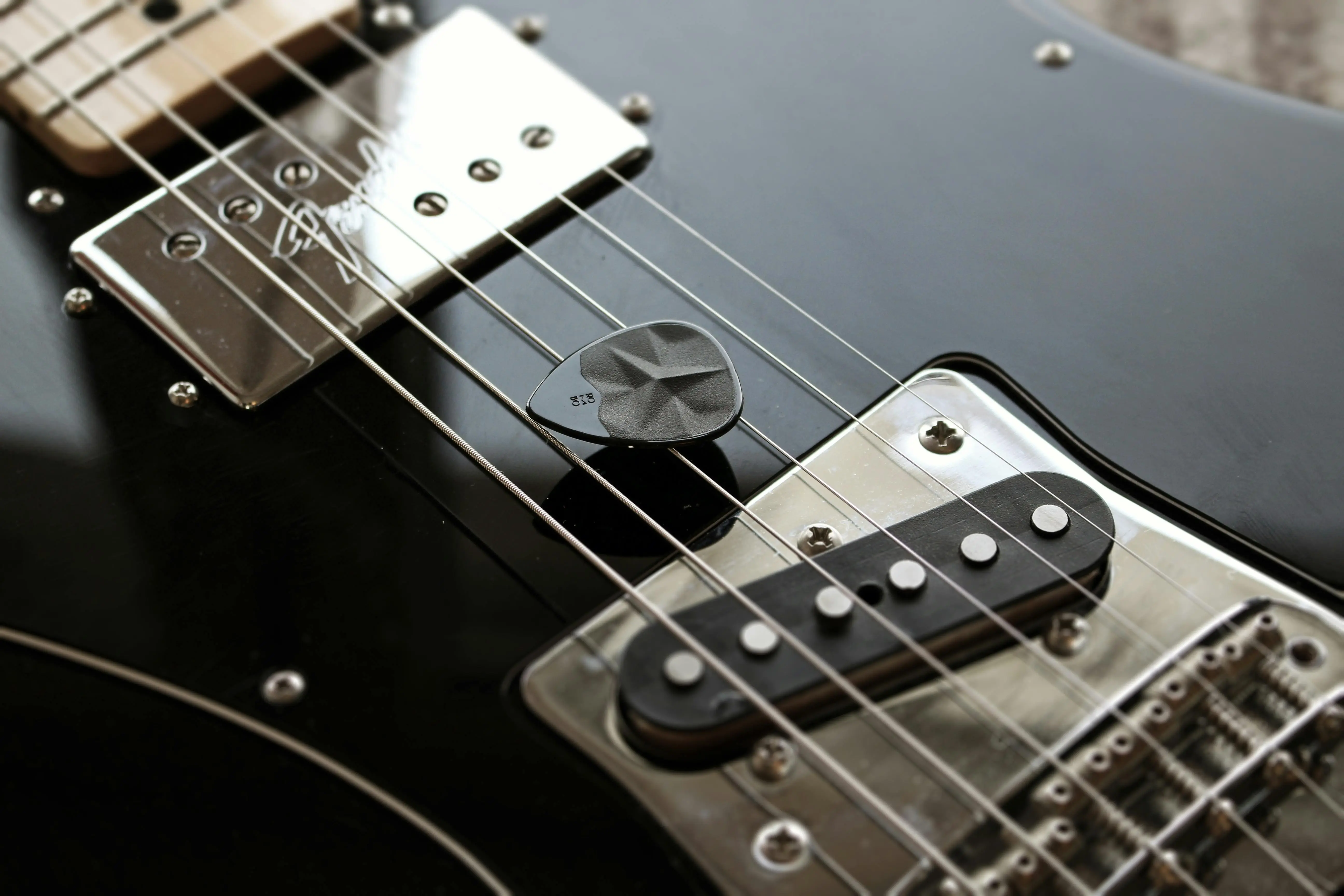 Harmoni dan Melodi: Menelusuri Perbedaan Mendalam Gitar Rhythm dan Lead