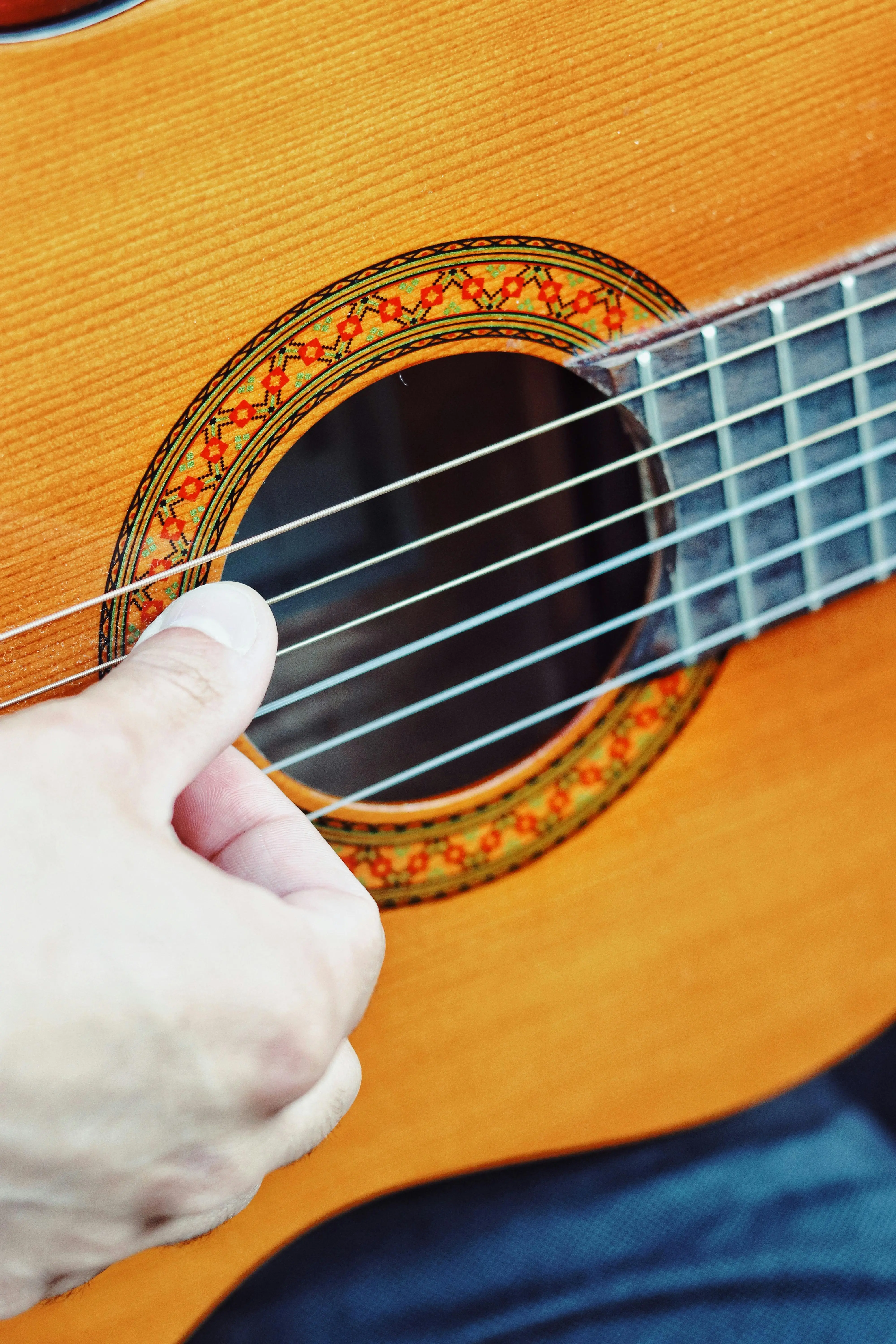 Harmoni Dalam Kesederhanaan: Mengenal Gaya Bermain Gitar Folk bagi Pemula