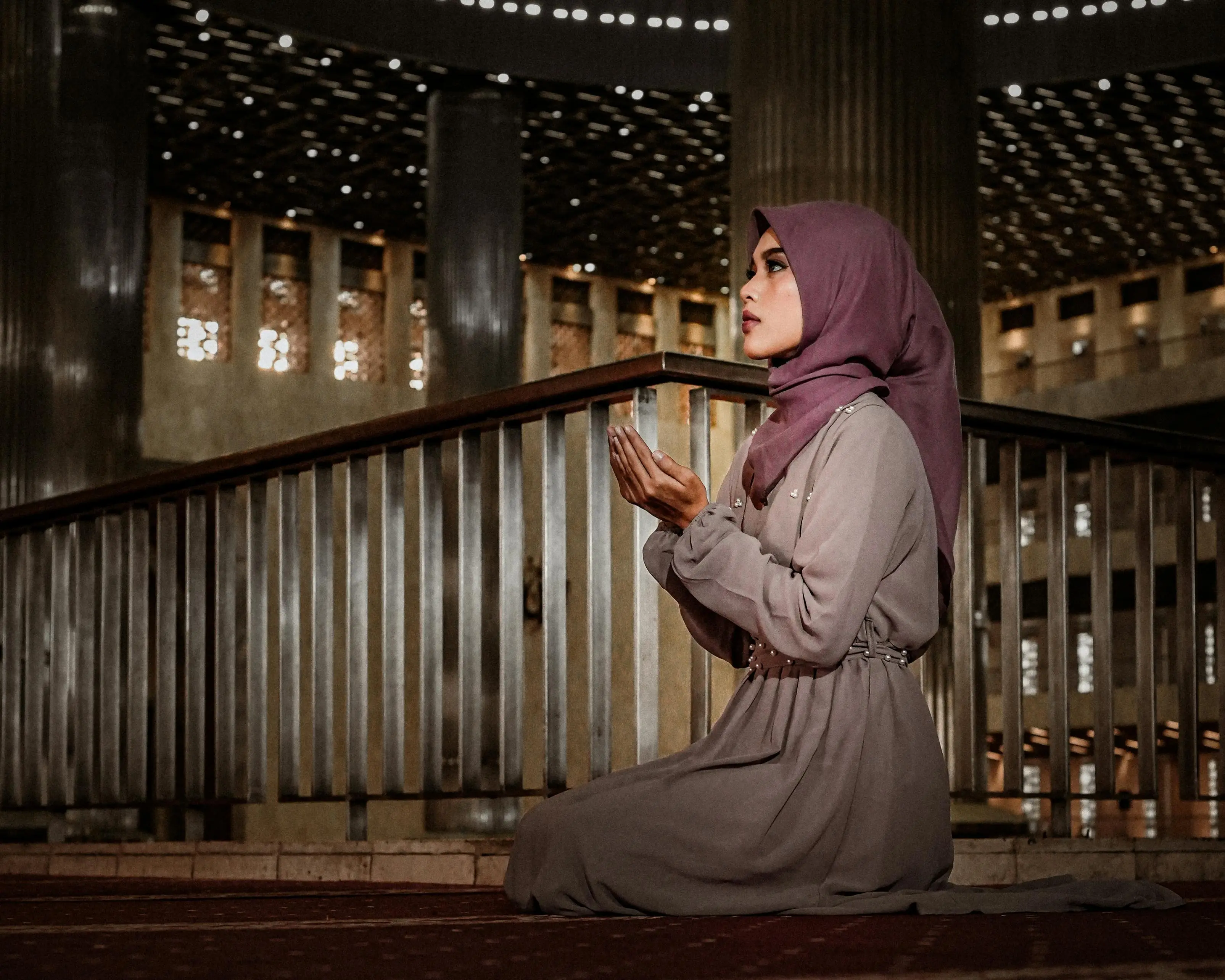 Cahaya di Keheningan: Menelusuri Dinamika Malam Ramadan dan Kehidupan Muslim