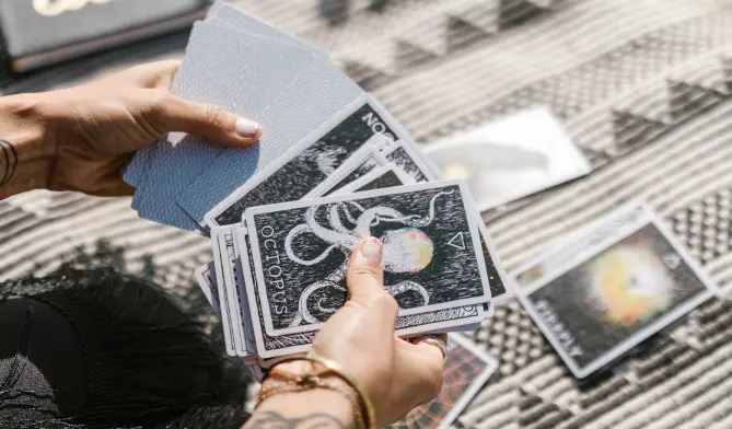 Gampang-gampan Susah! Inilah 4 Zodiak yang Paling Mustahil Terkena Love at First Sight