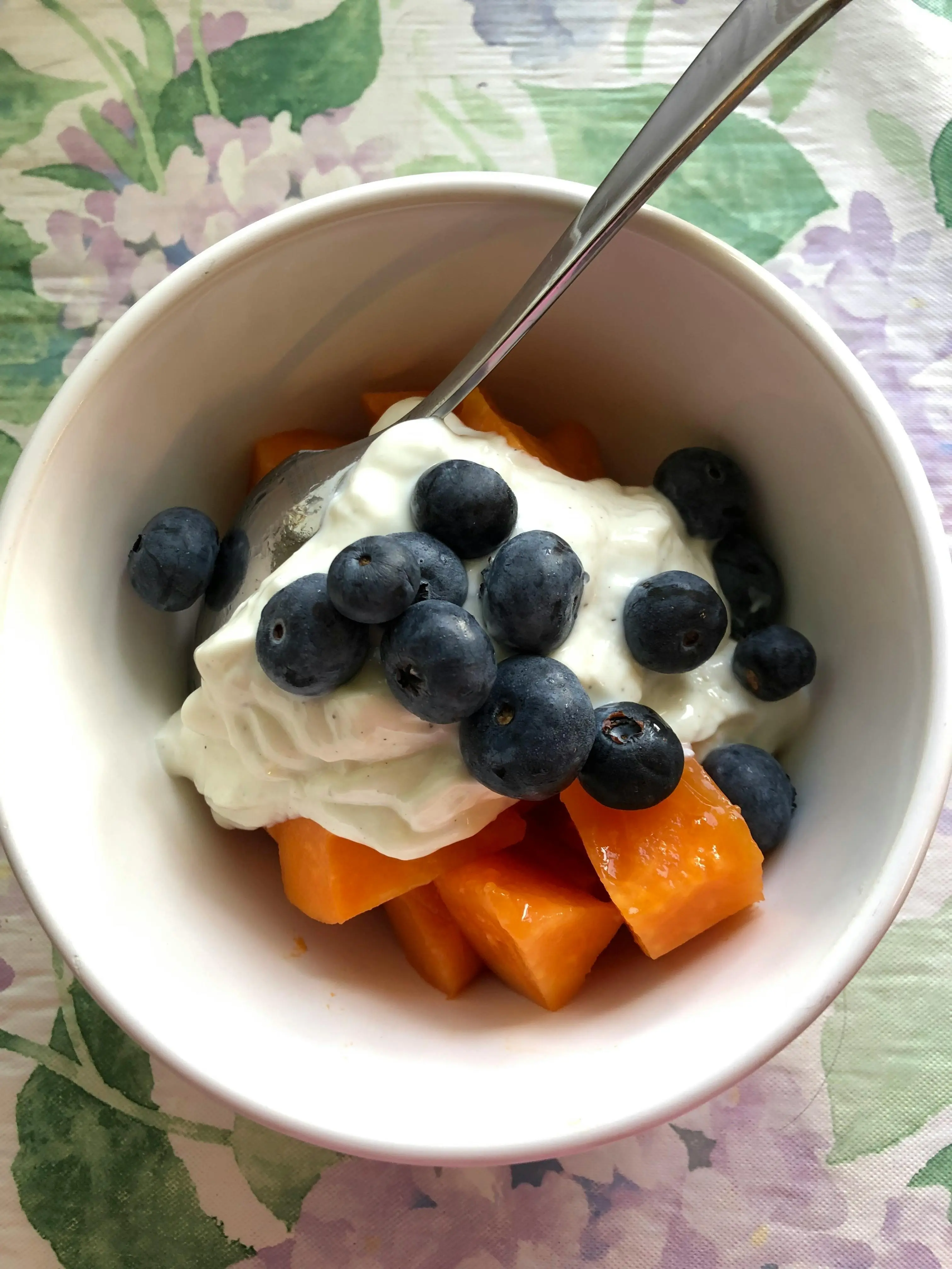 Yogurt dan Buah untuk Sahur yang Ringan tapi Bergizi: Rahasia Perut Nyaman dan Energi Stabil