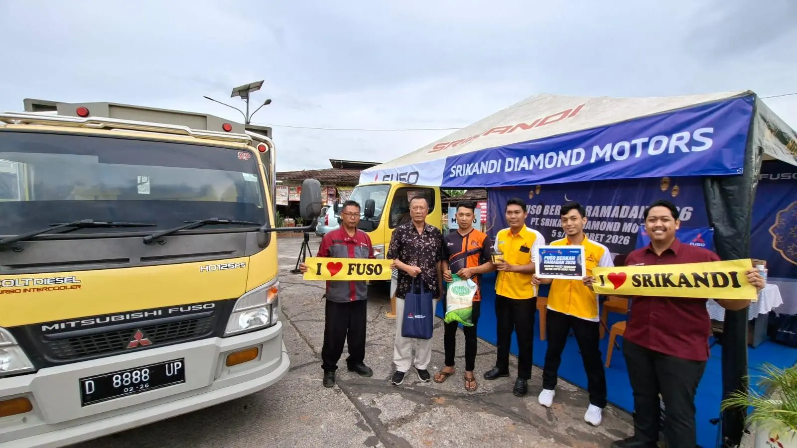 Mitsubishi Fuso Bagikan Sembako untuk Sopir Truk di Rest Area Tol Cipularang, Apresiasi Pahlawan Logistik Saat Ramadan