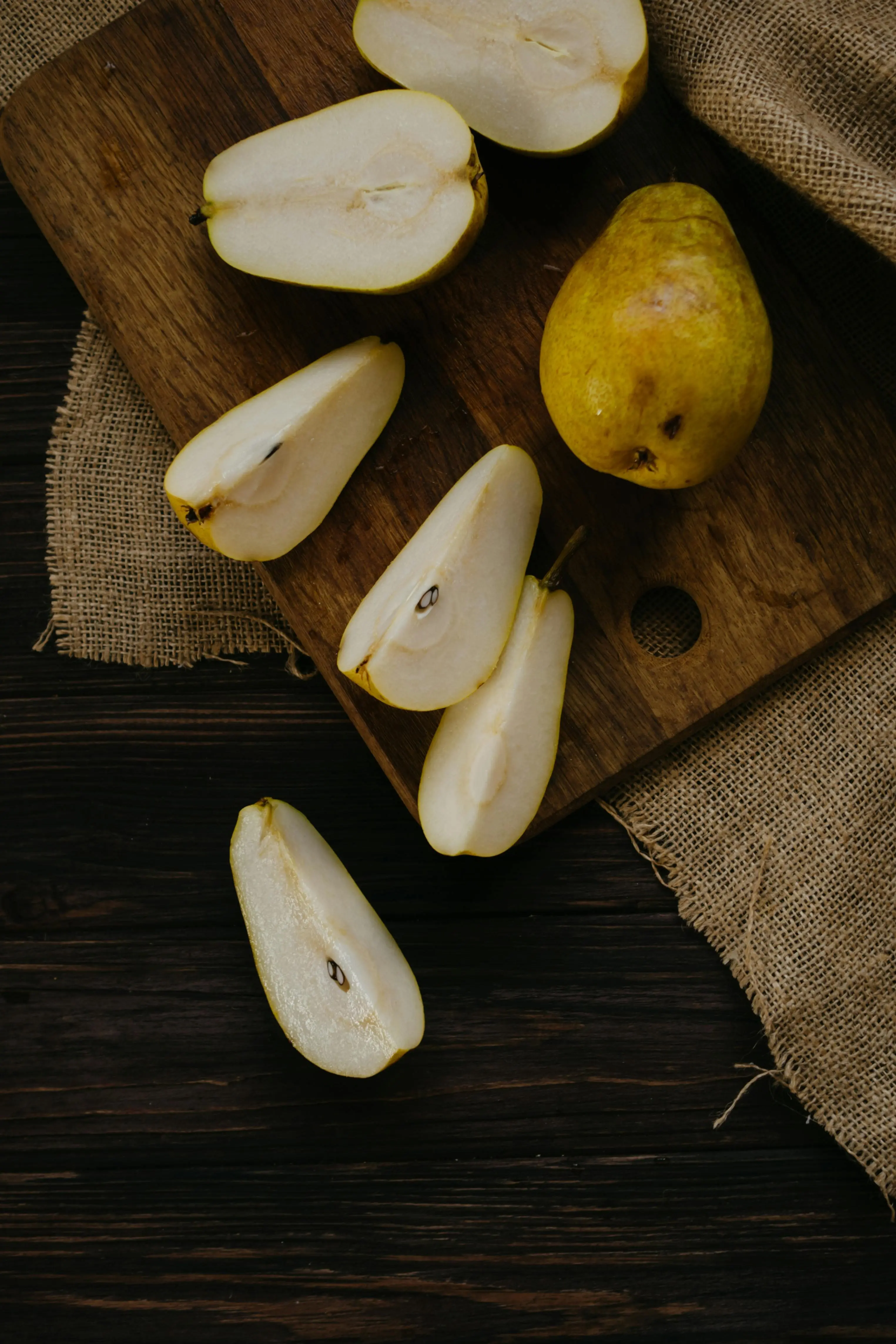 Hubungan Konsumsi Buah Pir dengan Berat Badan Ideal: Tinjauan Medis Berdasarkan Studi AJCN