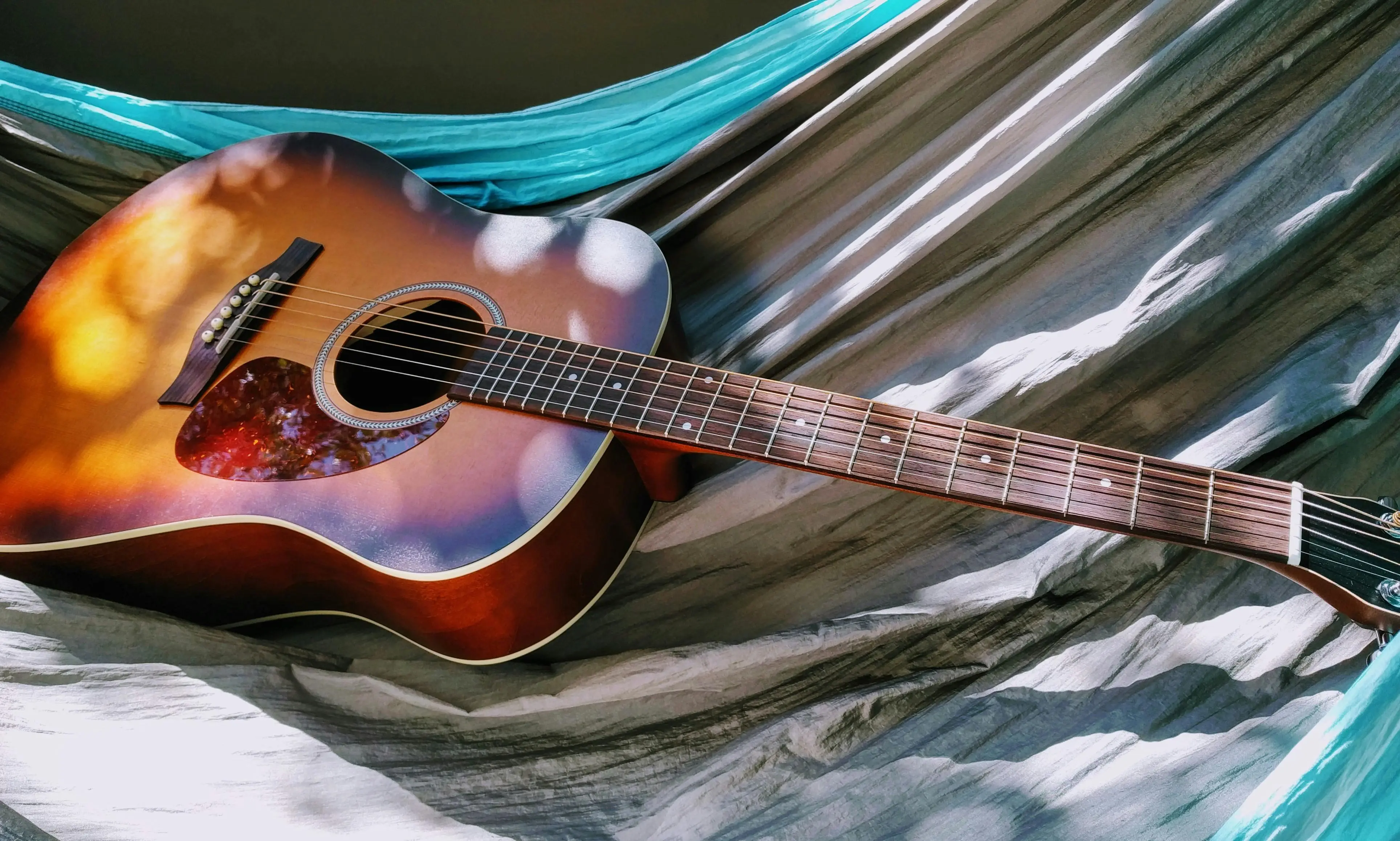 Belajar Gitar Fingerstyle Akustik: Menguasai Harmoni dan Ritme dalam Satu Petikan