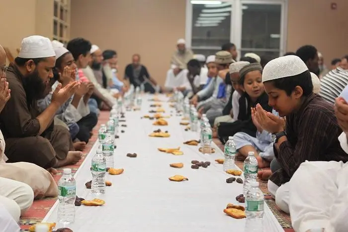 Keistimewaan Memberi Makan Orang Berbuka: Pahala Sama Tanpa Mengurangi Pahalanya