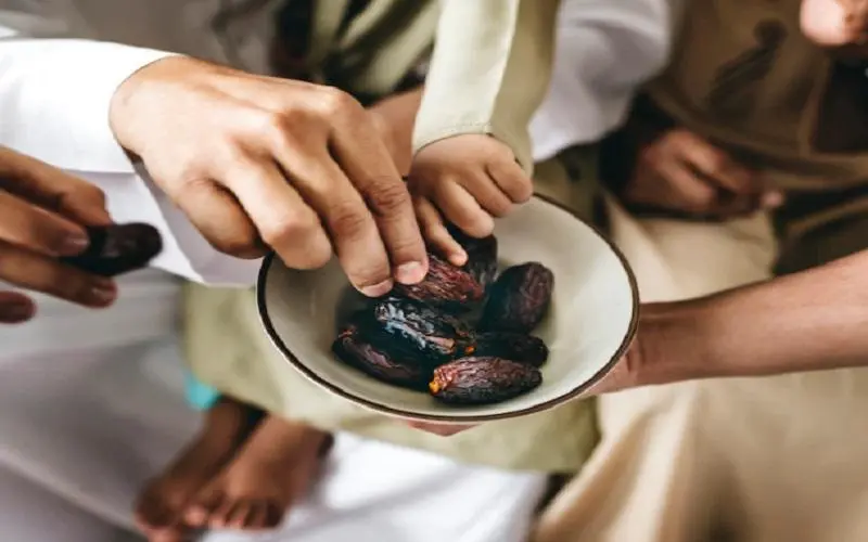 Adab Berbuka Puasa: Mengapa Disunahkan Berbuka dengan yang Manis?