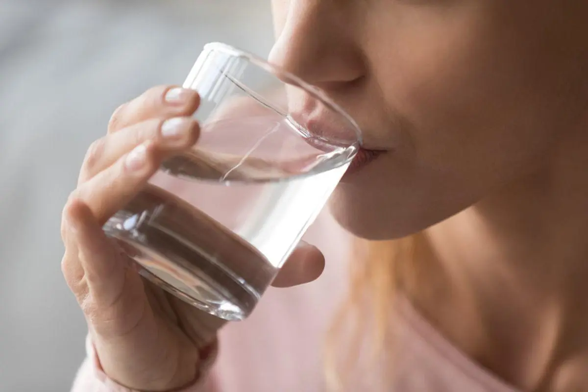 Tips Anti Dehidrasi: Terapkan Pola Minum 2-4-2 Agar Tubuh Segar Saat Puasa