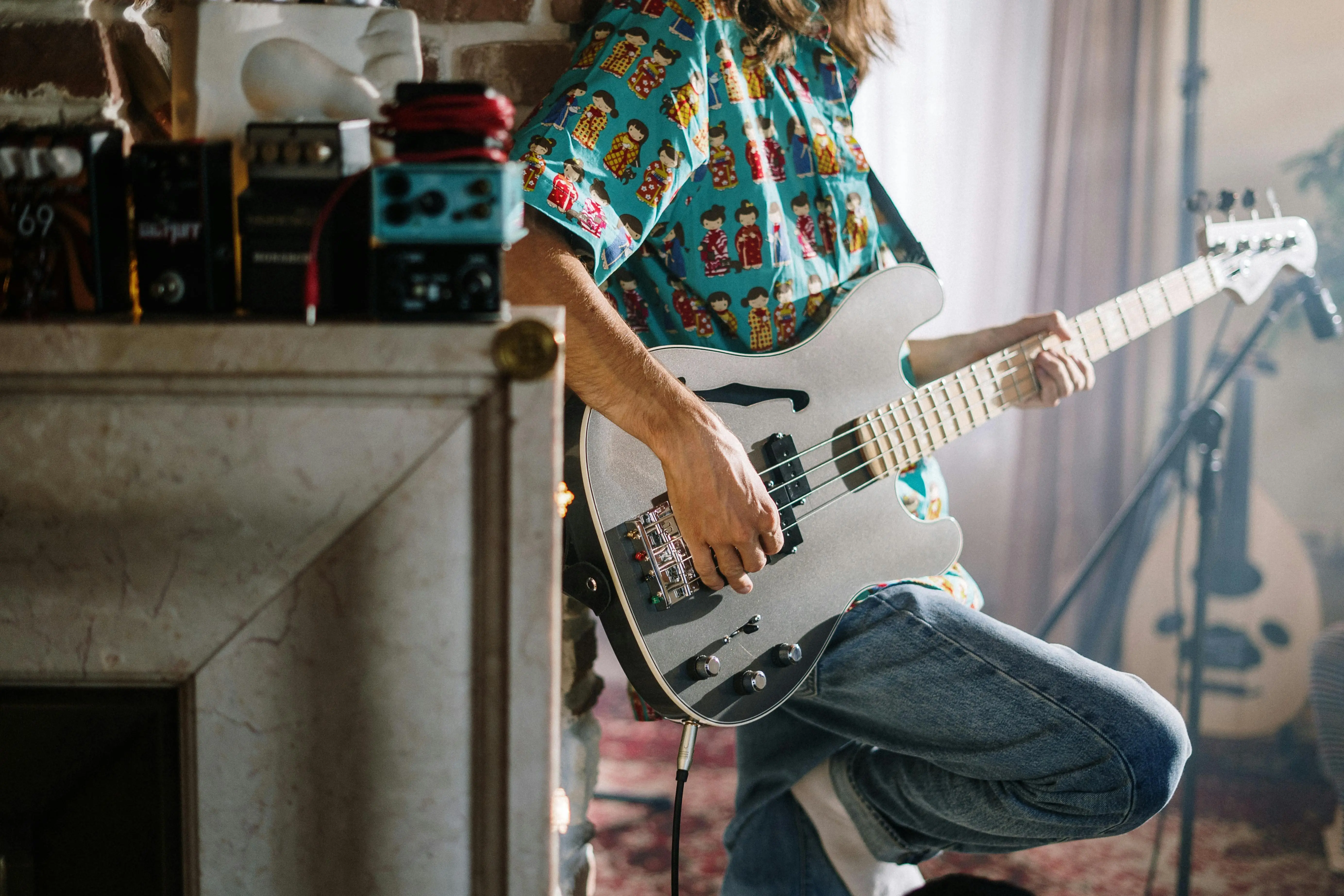 Belajar Gitar Blues dari Dasar: Membedah Teknik dan Jiwa di Balik Permainan Gitar