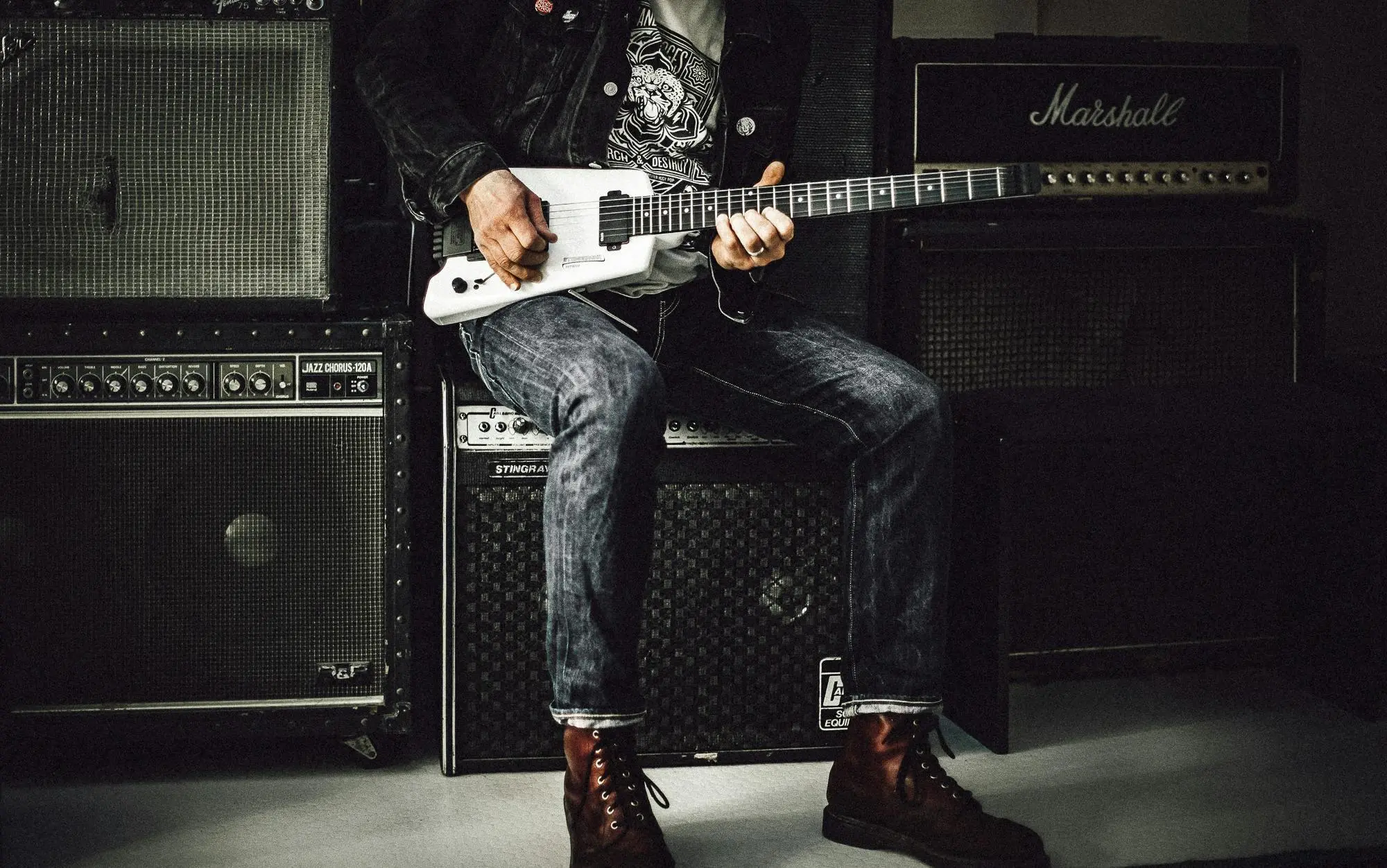 Teknik Dasar Bermain Gitar Rock: Membangun Fondasi Permainan yang Solid dan Bertenaga