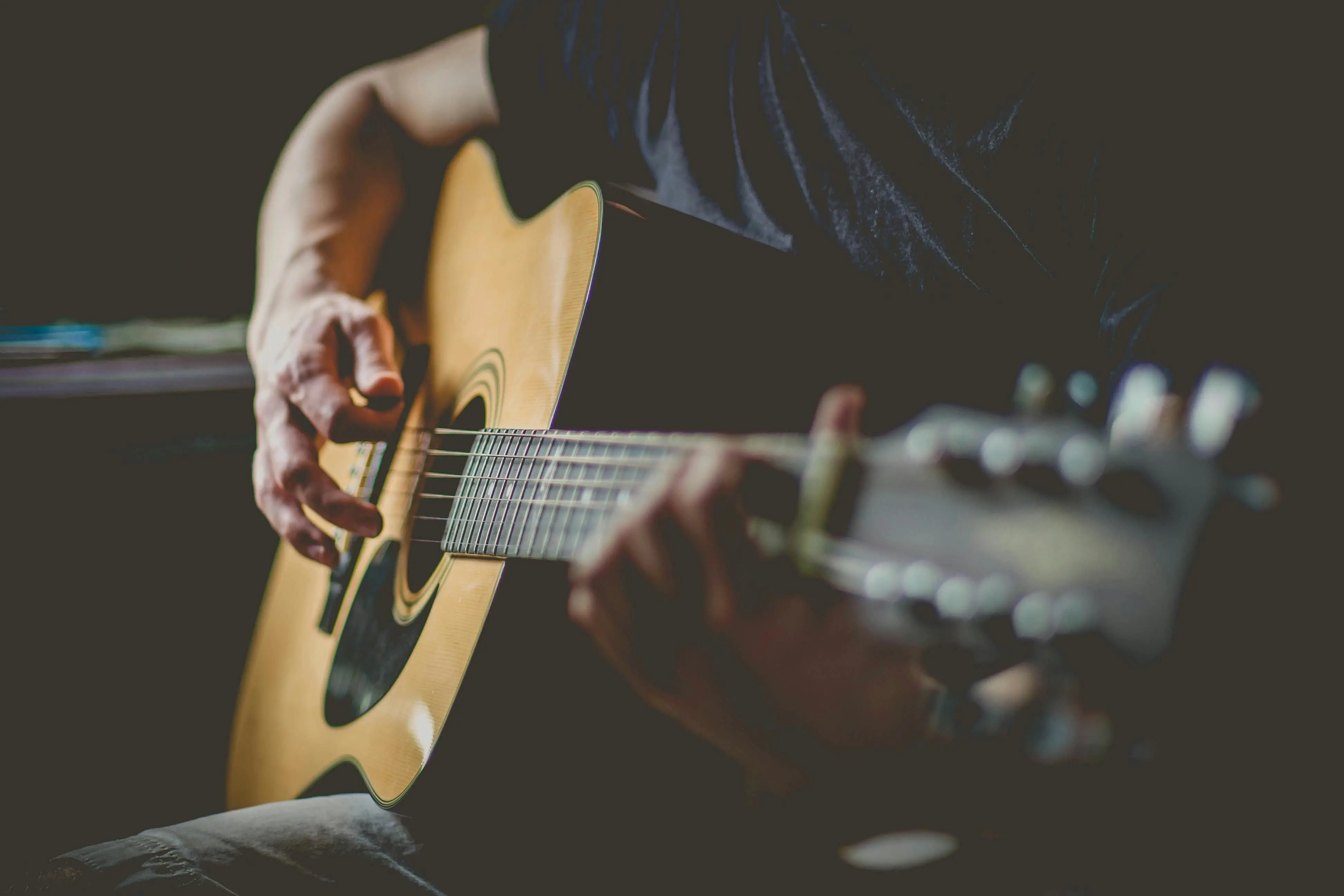 Kesalahan Pola Latihan Gitar yang Harus Dihindari: Mengapa Progres Anda Terasa Lambat?