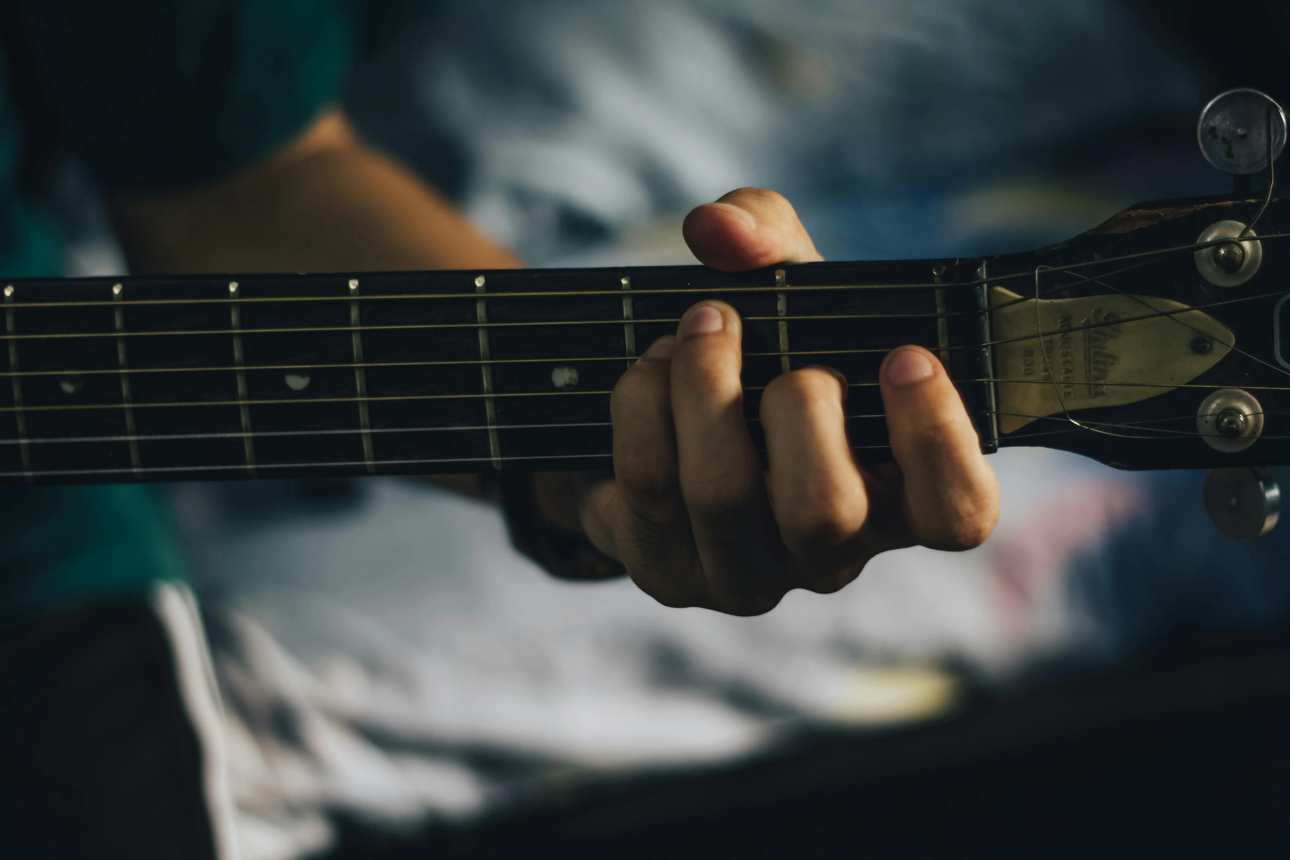 Latihan Gitar untuk Meningkatkan Feeling Bermain: Melampaui Sekadar Kecepatan Jari