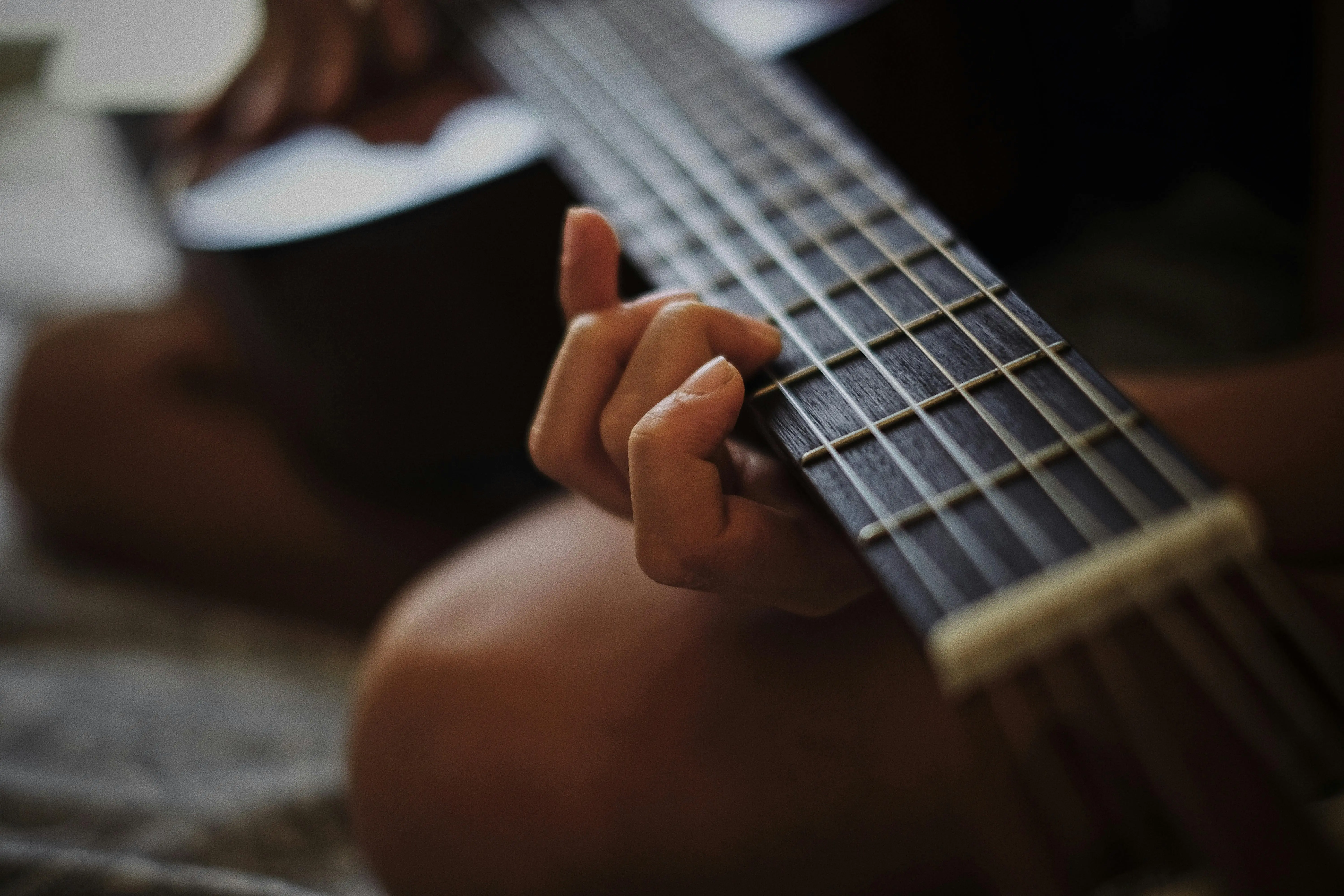 Cara Melatih Akurasi Petikan Gitar: Rahasia Membangun Presisi dan Kecepatan Tanpa Cacat