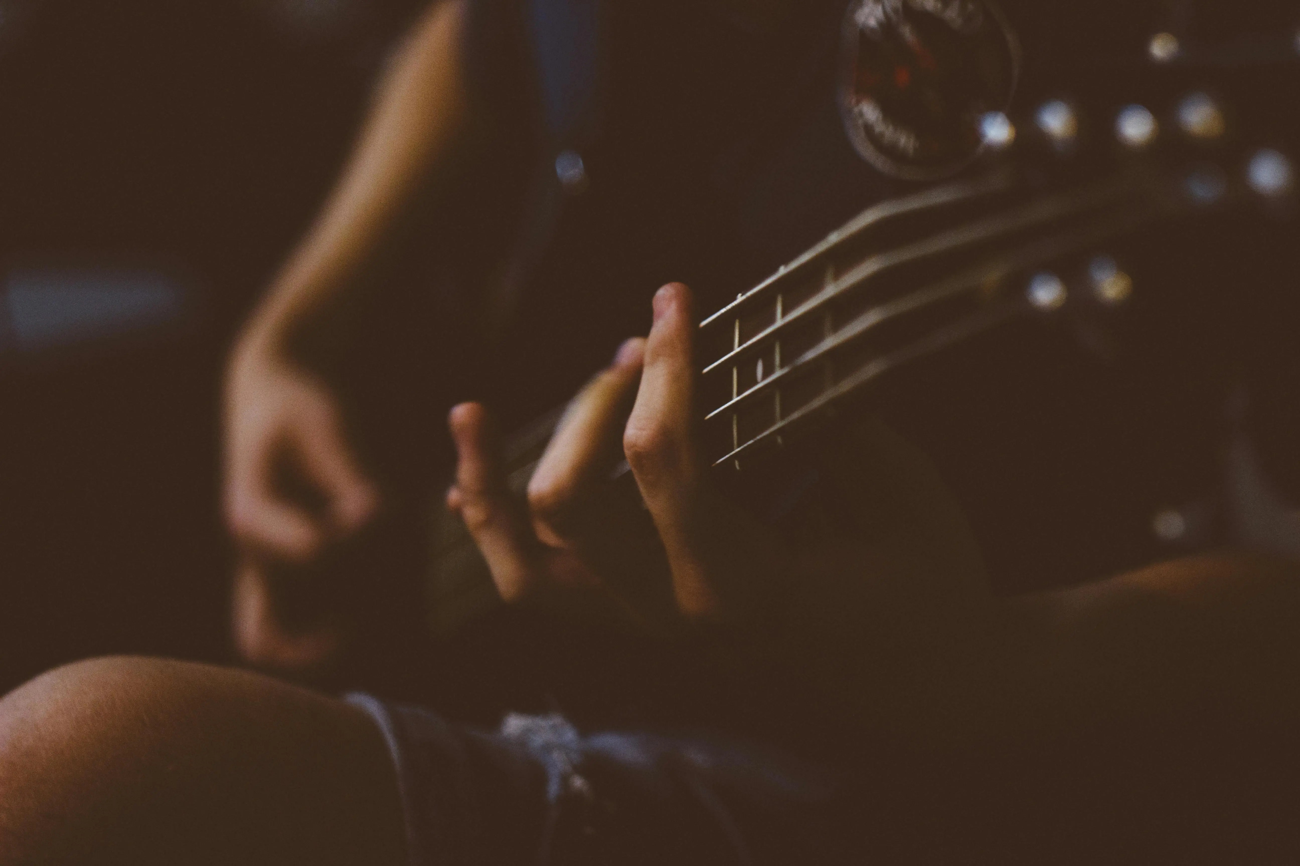 Latihan Gitar Tanpa Alat Tambahan: Mengasah Kemampuan Hanya dengan Jari dan Fokus