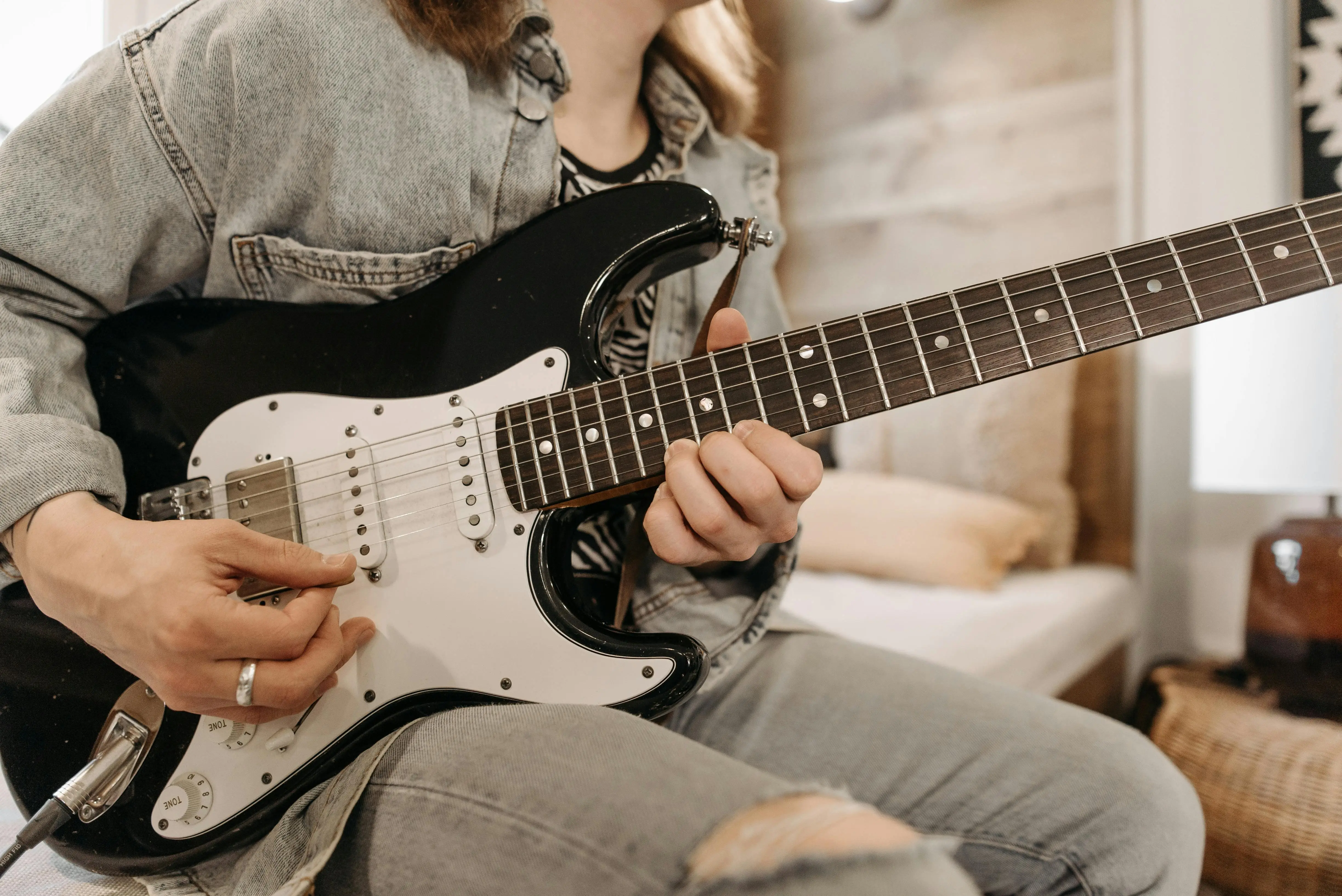Cara Melatih Kecepatan Jari Bermain Gitar: Seni Membangun Presisi dan Kekuatan