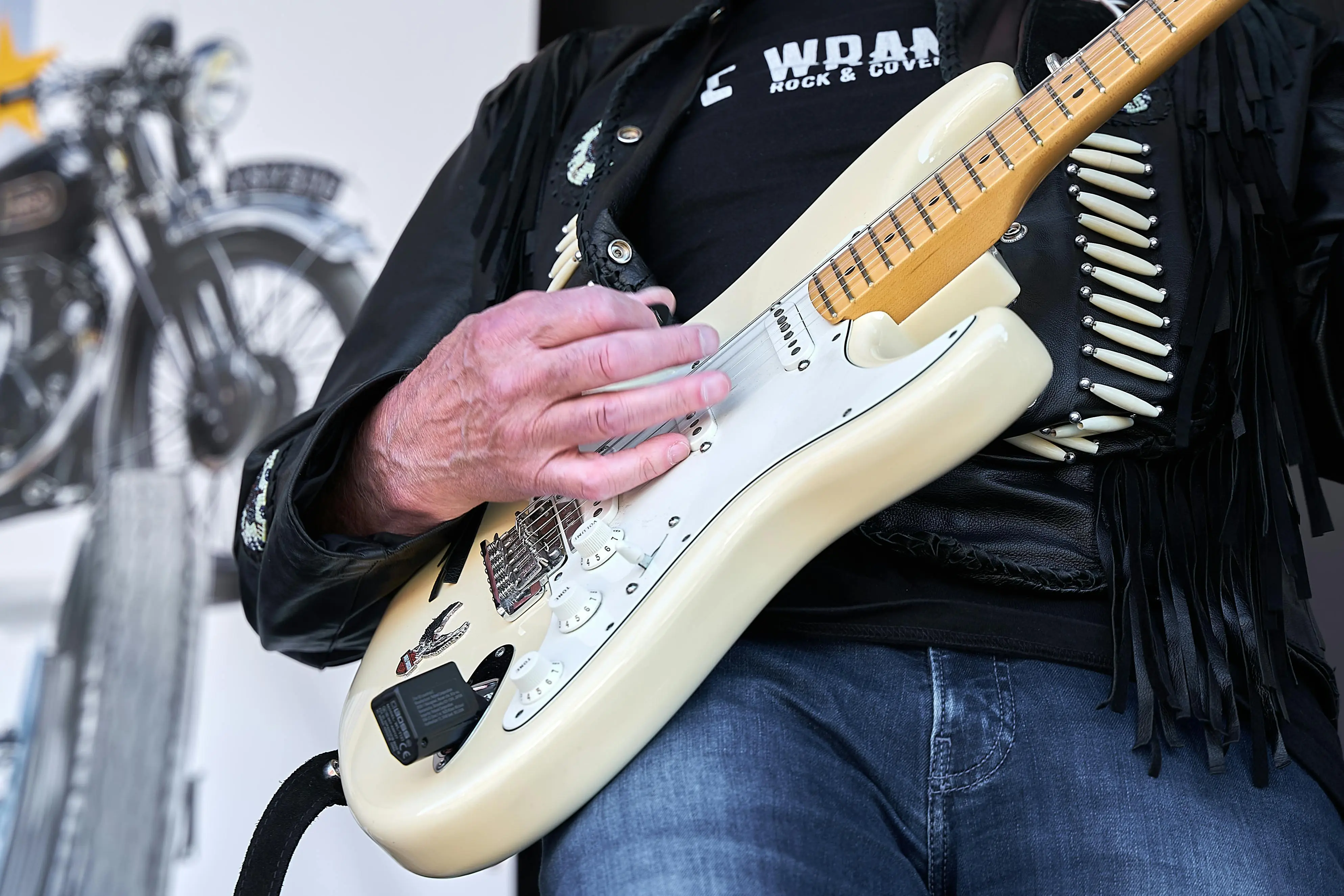 Mengenal Palm Muting: Teknik Gitar Esensial di Balik Gaharnya Musik Rock