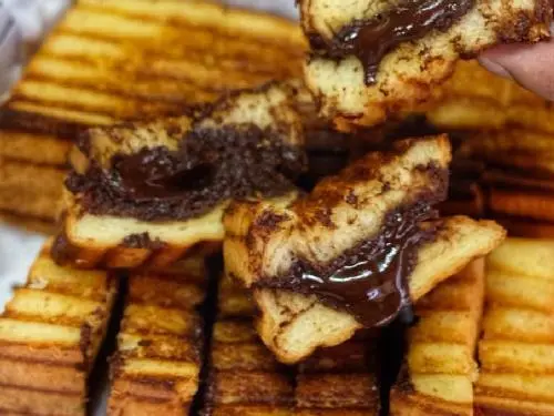 Resep Roti Bakar Cokelat Keju Lumer: Camilan Praktis untuk Teman Begadang Saat Hujan