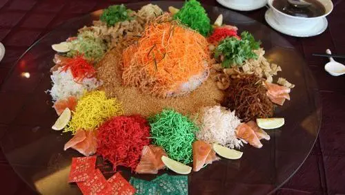 Cara Menyajikan Yee Sang yang Benar: Simbol Doa dalam Setiap Bahan yang Digunakan