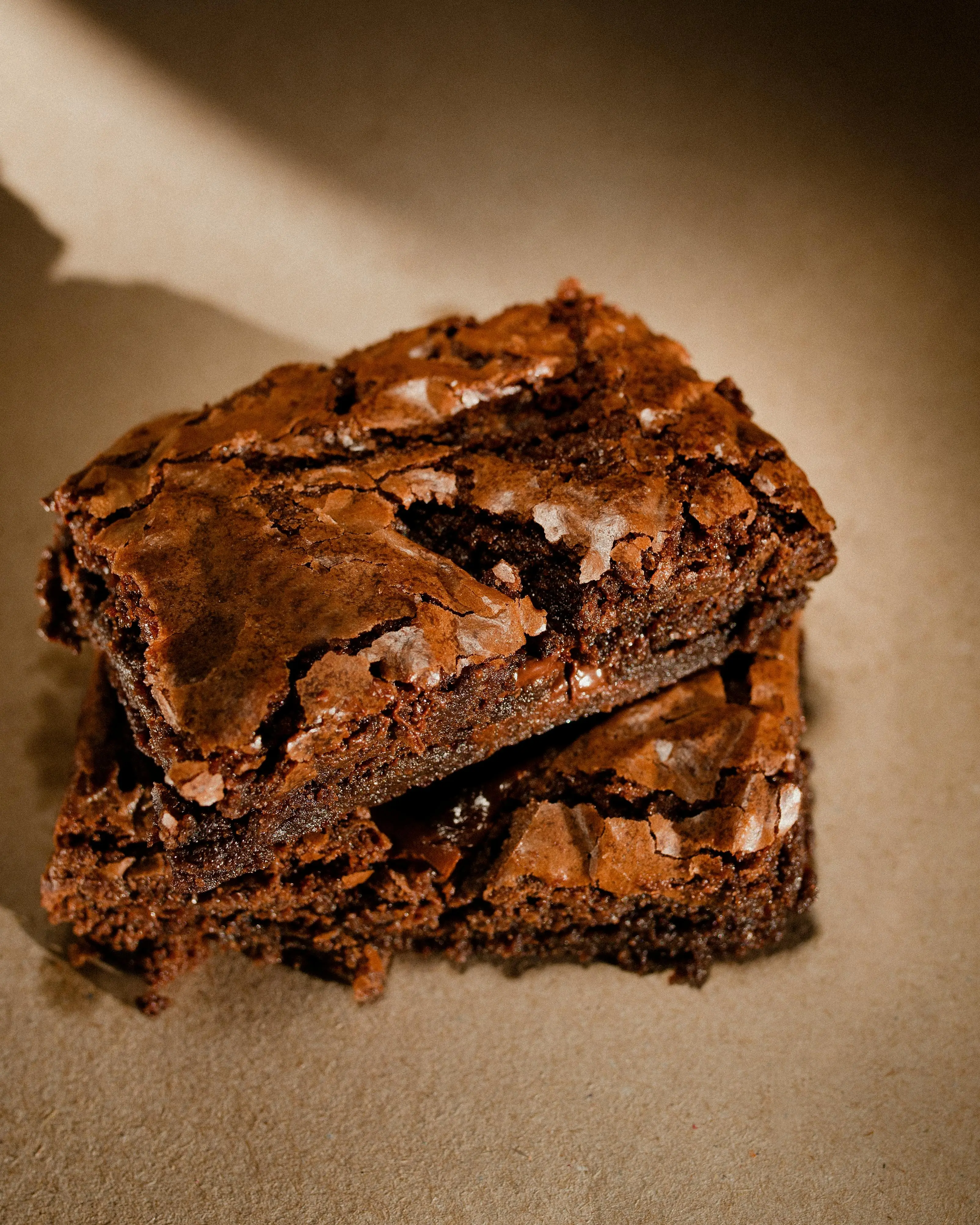 Bukan Sekadar Keberuntungan, Inilah Sains di Balik Lapisan Tipis di Atas Brownies