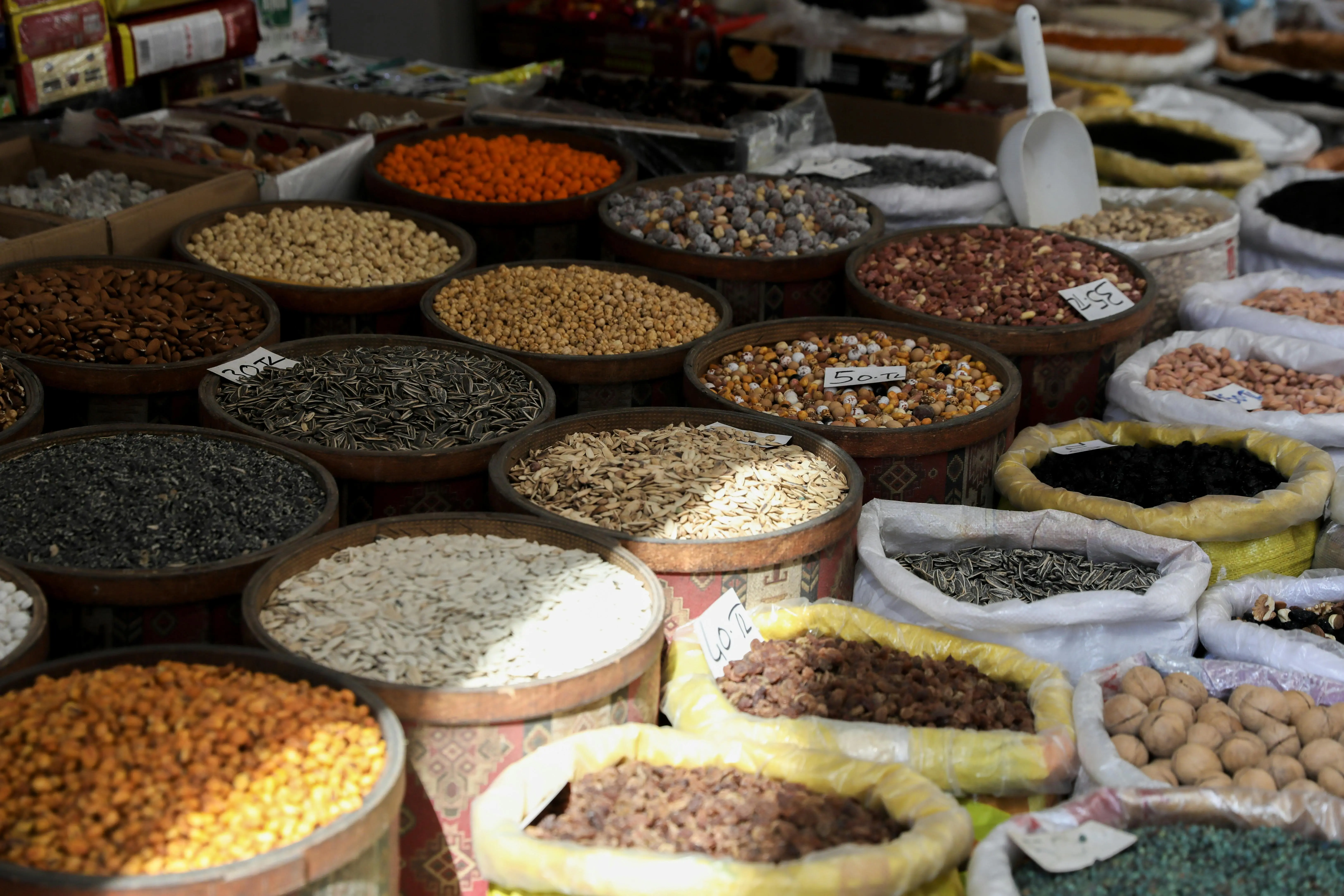 Mana yang Lebih Sehat? Mengupas Kandungan Kalori Mede, Almond, dan Nutrisi Kacang Populer