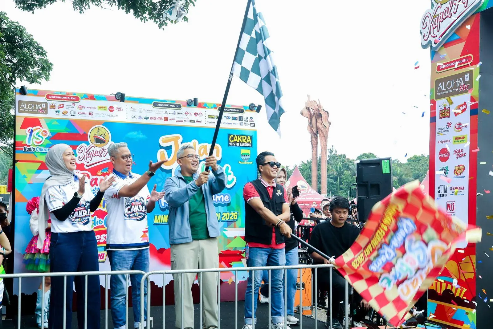 Meriahnya HUT ke-13 Radio Cakra: Farhan Lepas Belasan Ribu Peserta Jalan Sehat di Bandung