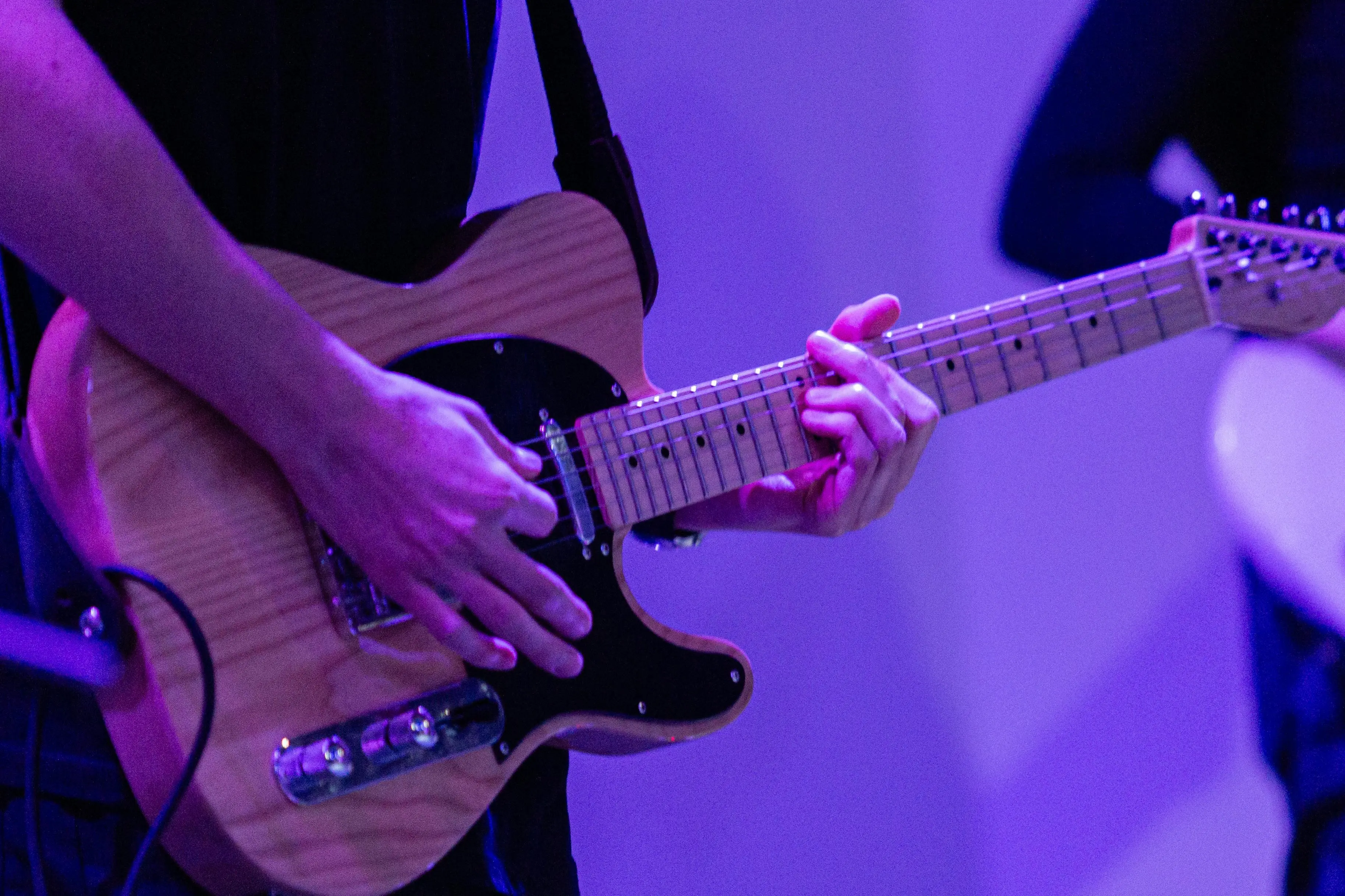 Teknik Slide Gitar yang Membuat Permainan Lebih Ekspresif: Menyuarakan Jiwa di Atas Fretboard