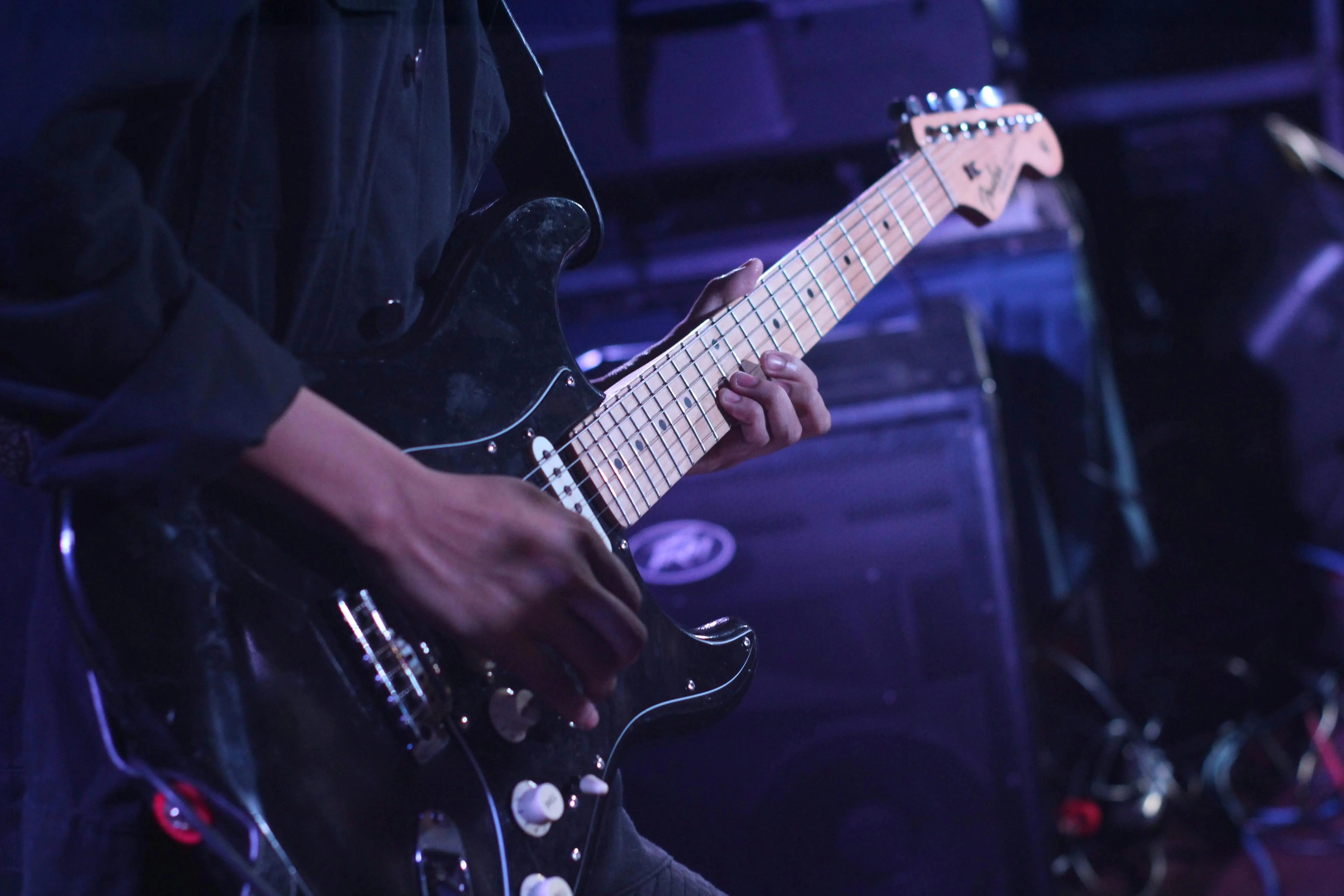 Menguasai Hammer-On dan Pull-Off: Rahasia Bermain Gitar dengan Kecepatan Tinggi