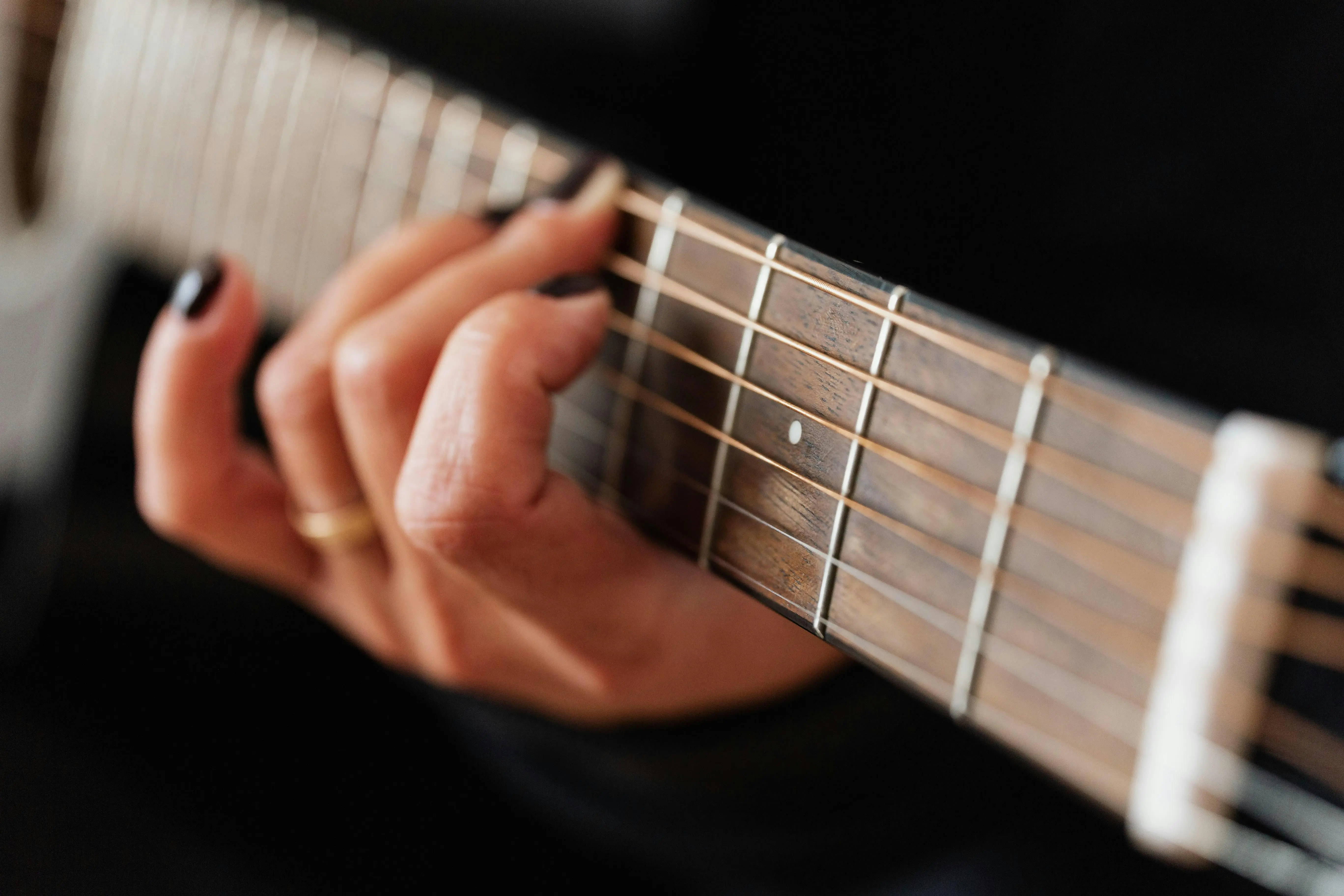 Bosan Memetik Biasa? Ini Cara Mudah Menguasai Teknik Fingerstyle Gitar