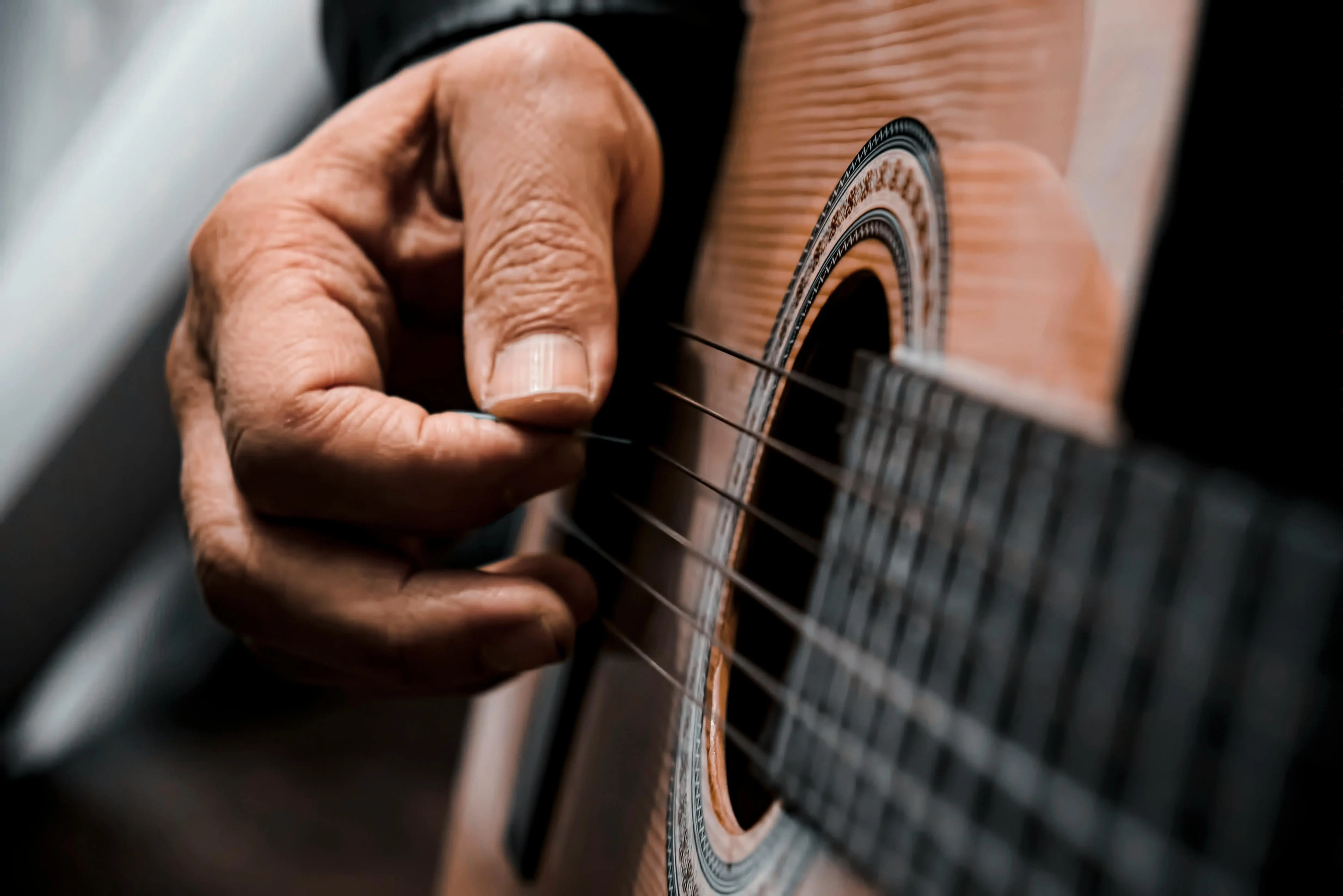 Panduan Lengkap Teknik Genjrengan Gitar agar Permainan Anda Terdengar Profesional