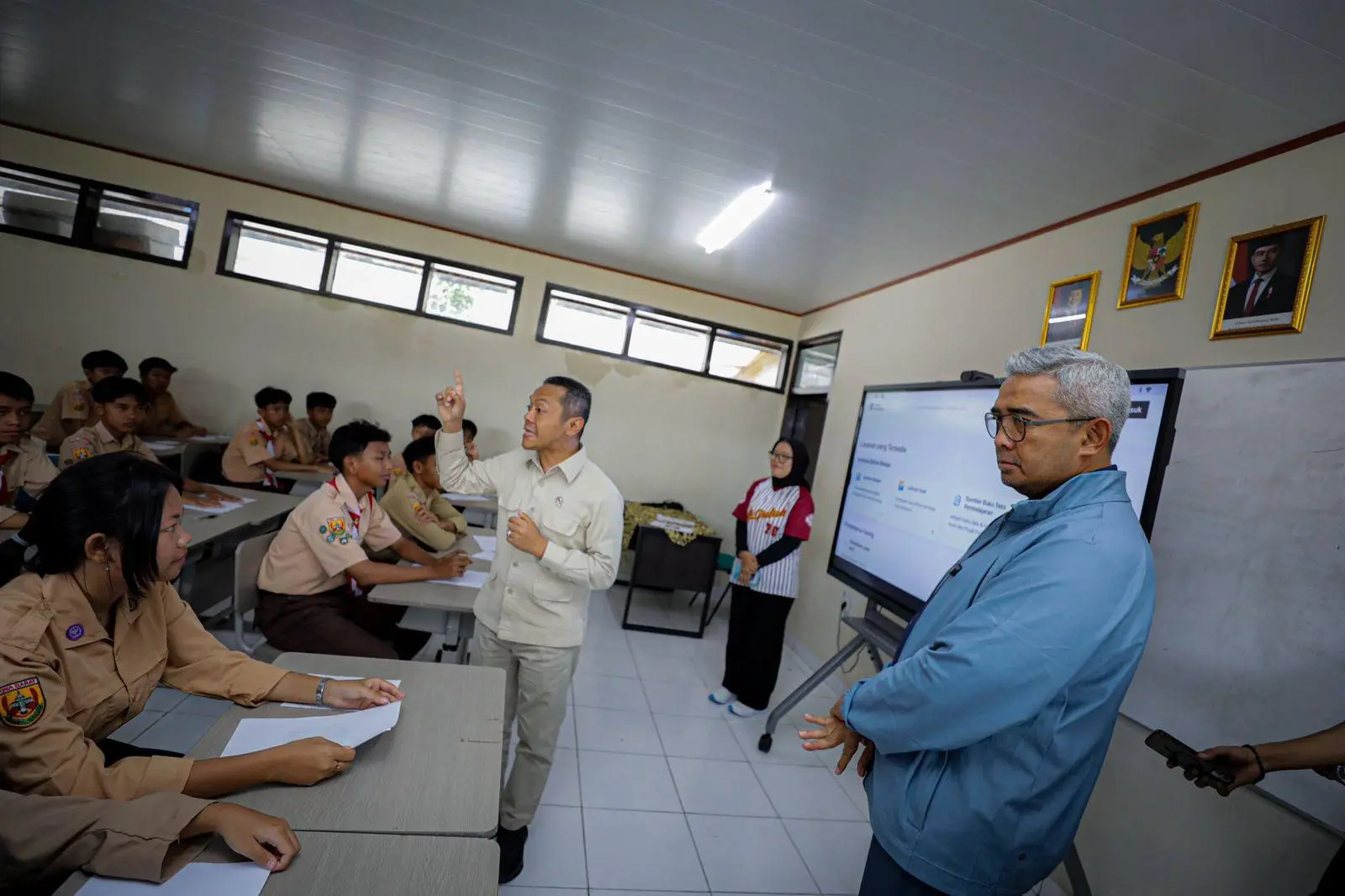 Revolusi Digital di SMPN 70 Bandung: Belajar Jadi Seru dengan Teknologi Smartboard!