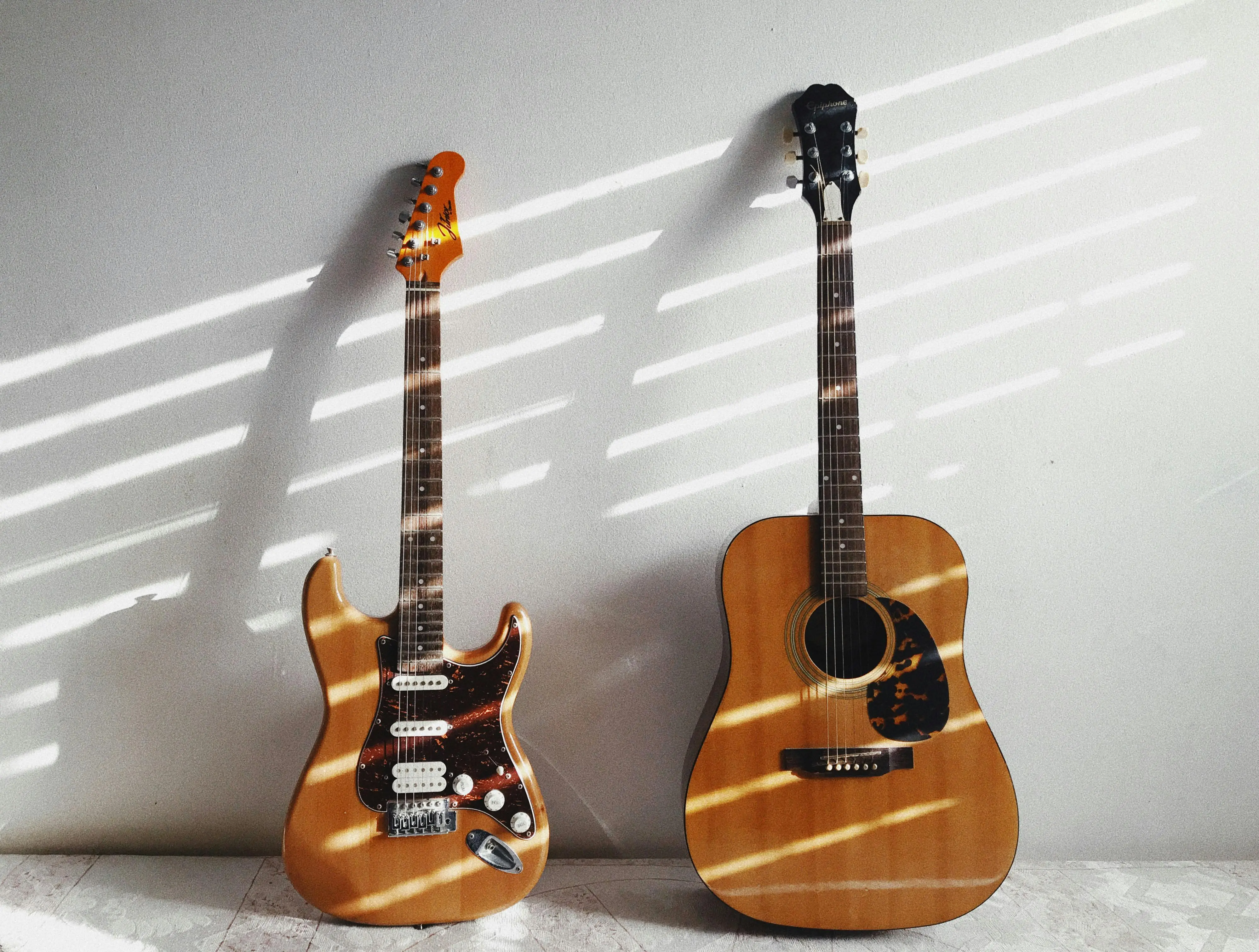 Perbedaan Gitar Akustik dan Elektrik: Panduan Lengkap untuk Pemula Sebelum Memulai Belajar