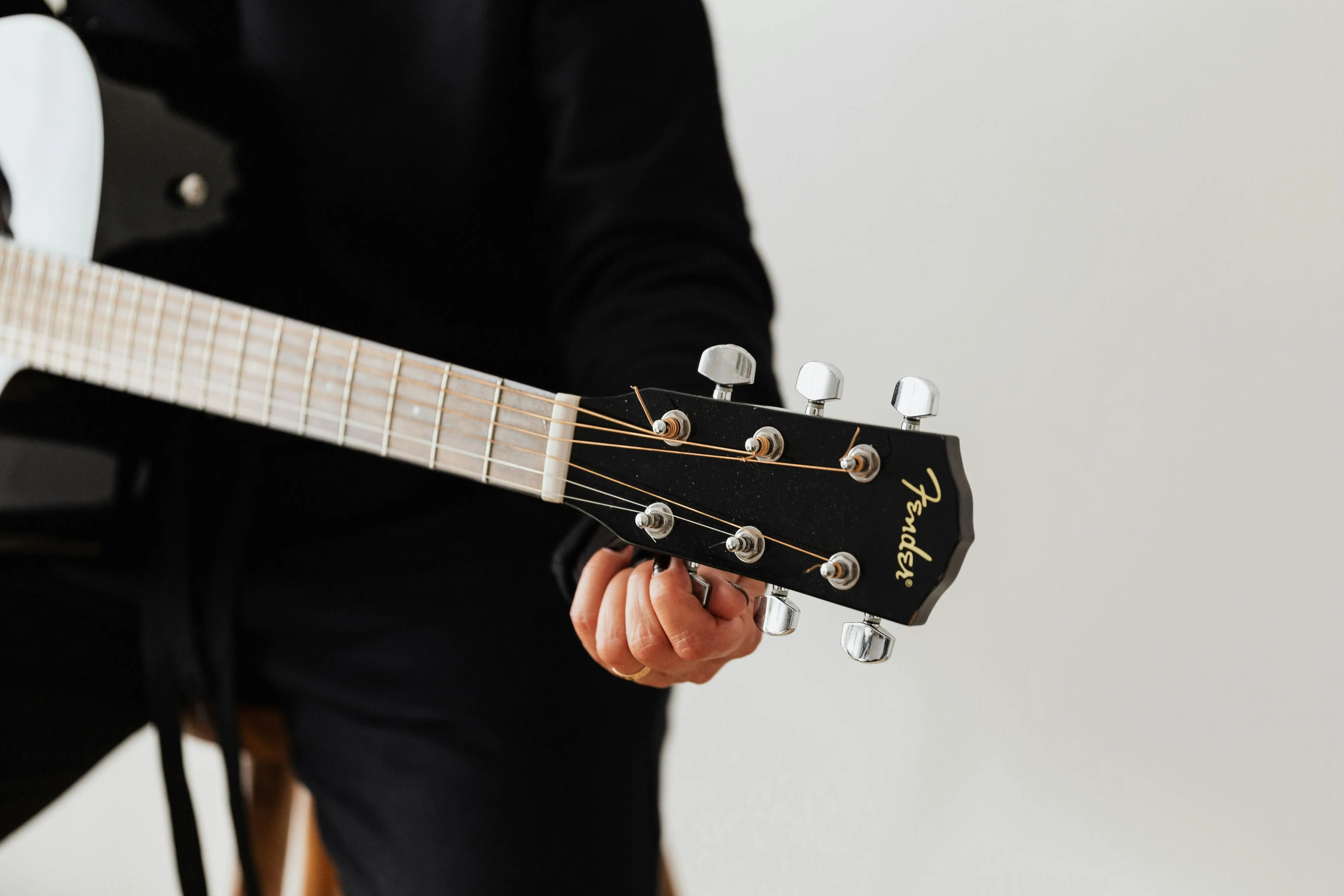 Cara Stem Gitar dengan Benar untuk Pemula: Panduan Menuju Nada yang Presisi