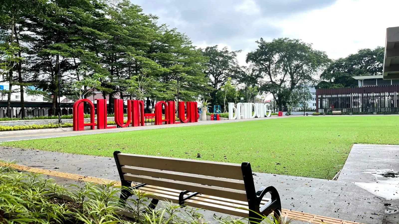 Wajah Baru Alun-Alun Bandung: Lebih Sejuk dan Nyaman Setelah Revitalisasi