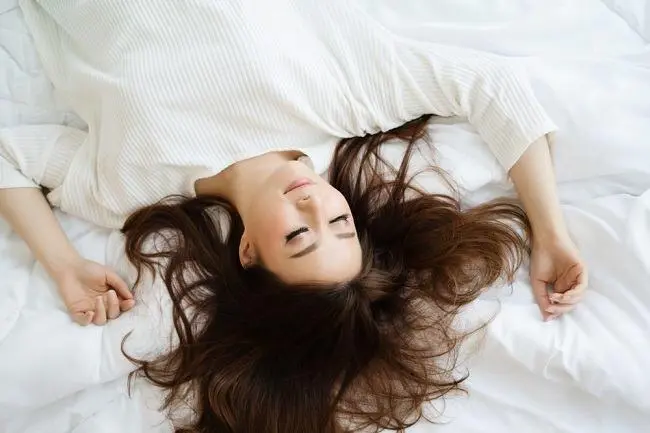 Benarkah Tidur Tanpa Bantal Lebih Sehat? Simak Penjelasan Medisnya untuk Postur Tubuh yang Ideal