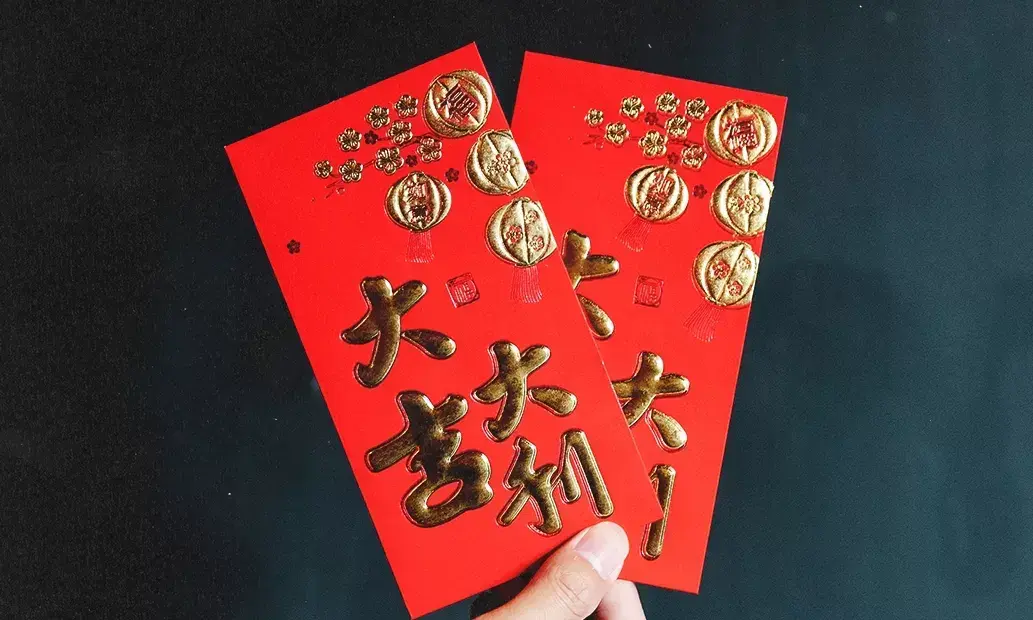 Menilik Sejarah di Balik Angpao: Alasan Mengapa Amplop Ini Selalu Identik dengan Warna Merah