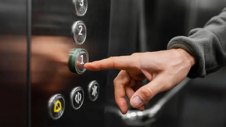 Etika Naik Lift: Dahulukan yang Keluar atau Masuk? Ini Aturan Benarnya
