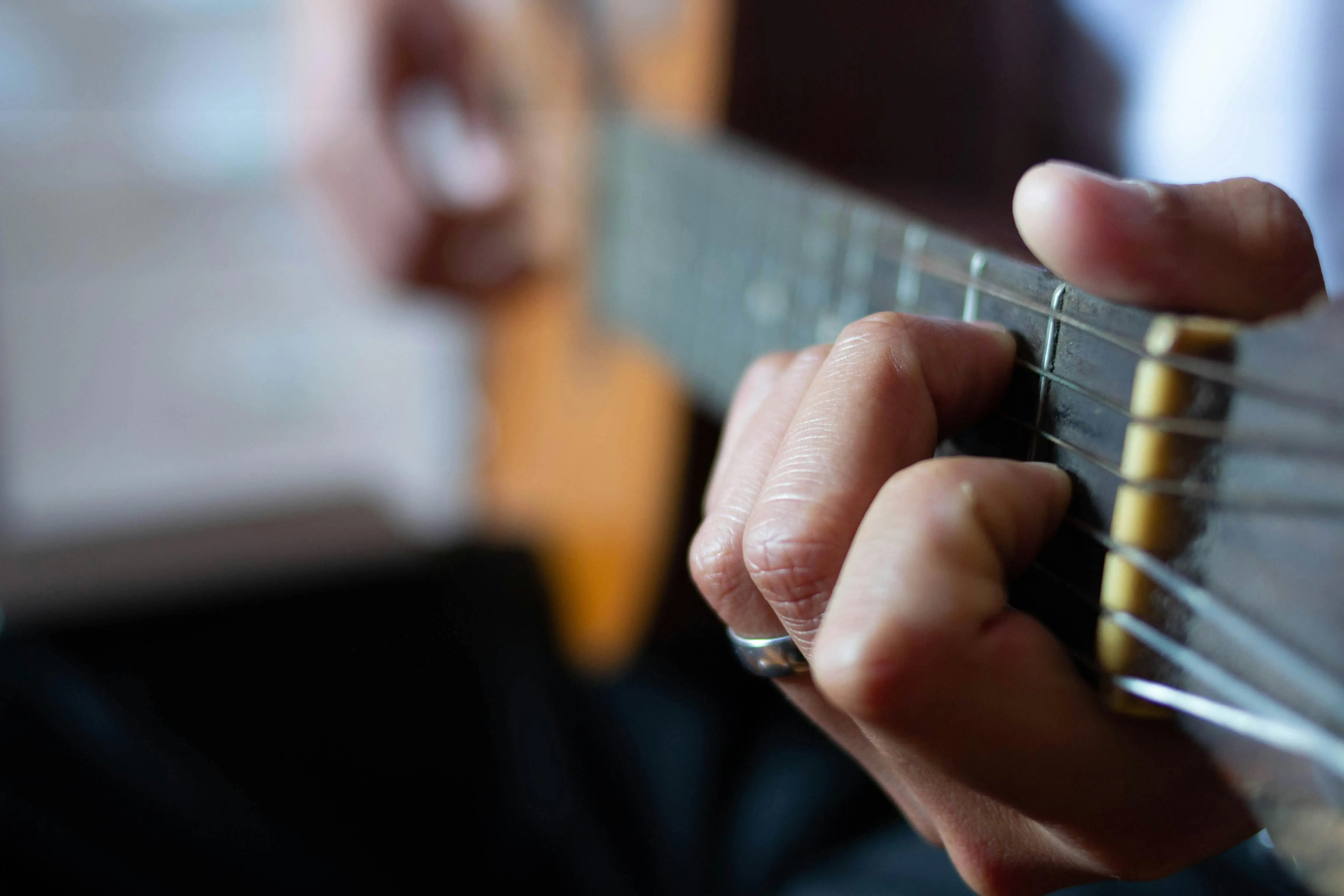 Belajar Kunci Gitar Dasar untuk Pemula: Langkah Fundamental Menuju Mahir