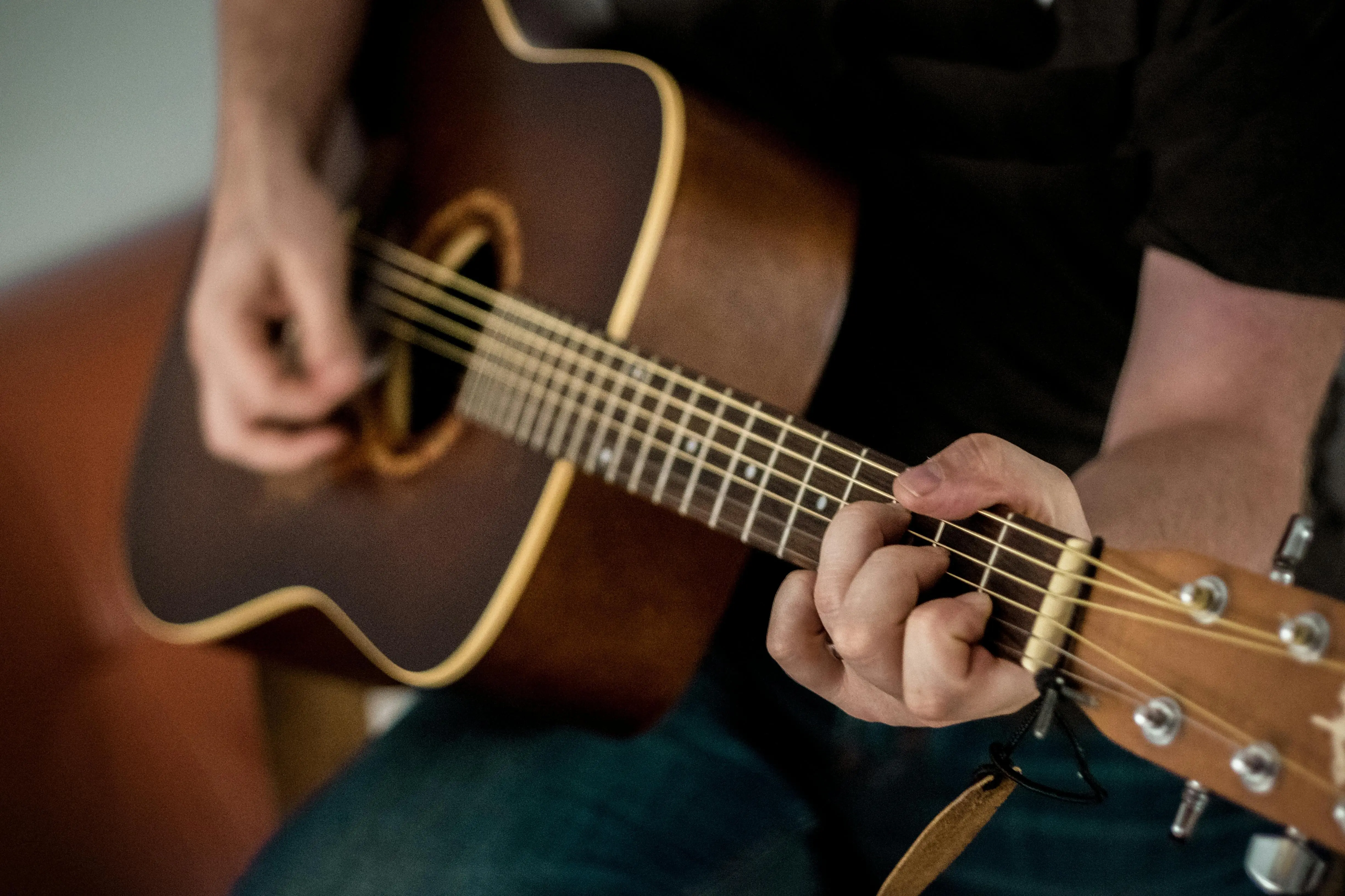 Mengenal Bagian-Bagian Gitar dan Fungsinya: Panduan Lengkap untuk Pemula