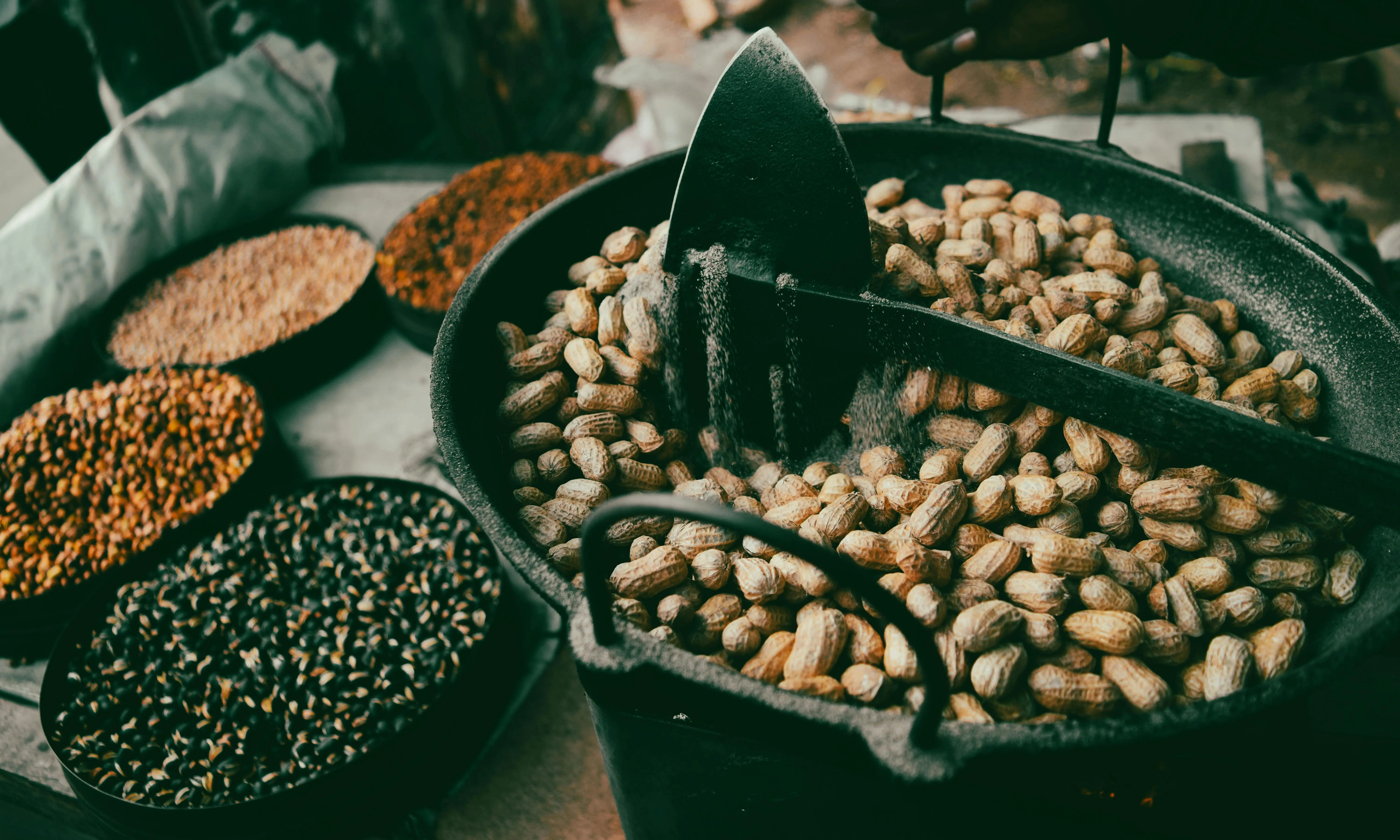 Sering Dianggap Sama, Inilah Perbedaan Nutrisi Kacang Tanah Mentah dan Sangrai